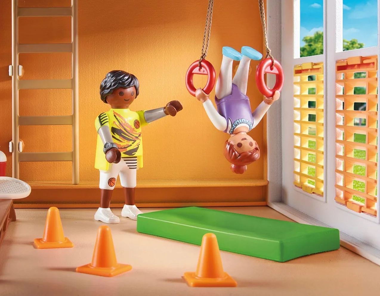 PLAYMOBIL City Life 71328 Rozbudowa "Hala sportowa" z obręczą do koszykówki, słupkami do slalomu, bramką do piłki nożnej, akcesoriami do tenisa i nie tylko, zabawki dla dzieci w wieku, od 4 lat