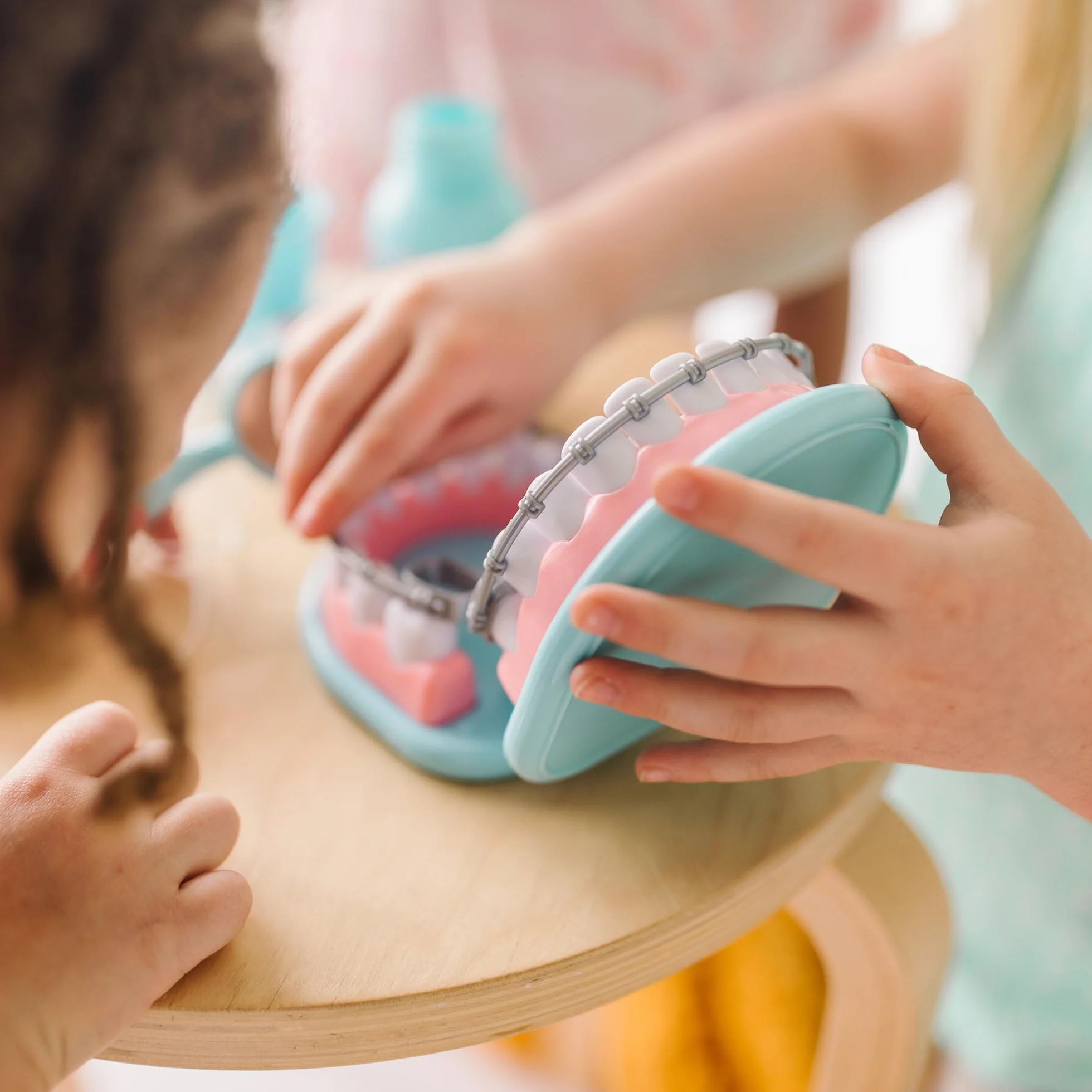 Melissa & Doug Zabawka zestaw dentysty, Drewniana zabawka, Zabawa w udawanie, Zabawki dentystyczne dla dzieci, Zabawki stomatologiczne, Montessori, 3+ lat, prezent dla chłopca lub dziewczynki