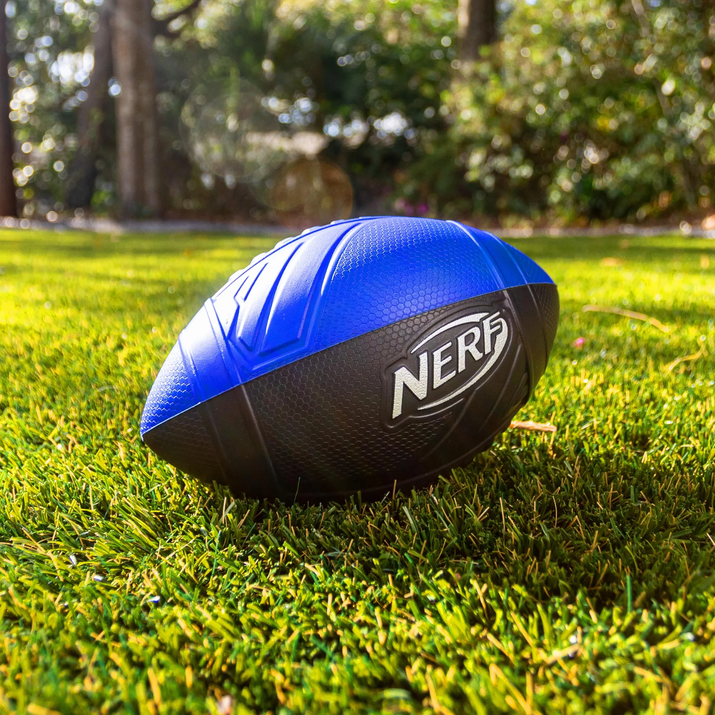 Nerf Pro Grip piłka nożna, klasyczna piłka piankowa, łatwa do złapania i rzucania, idealna do zabawy wewnątrz i na zewnątrz, niebieska