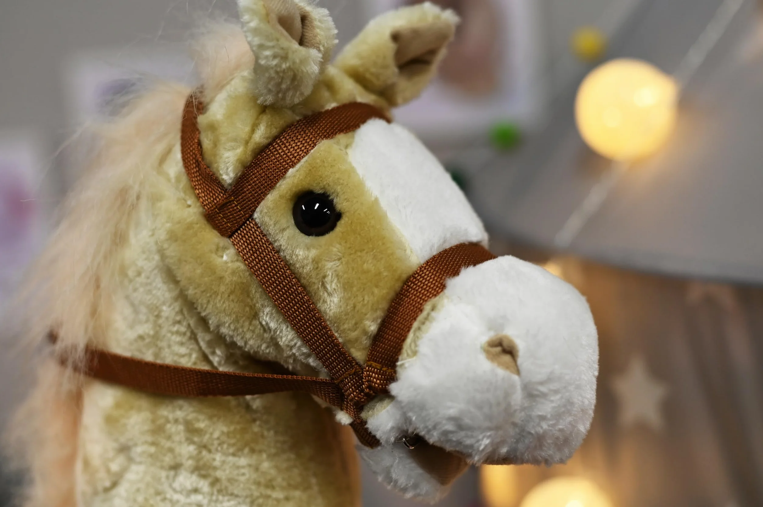 Knorrtoys 40101 - koń na kiju "Sugar", jasnobrązowy