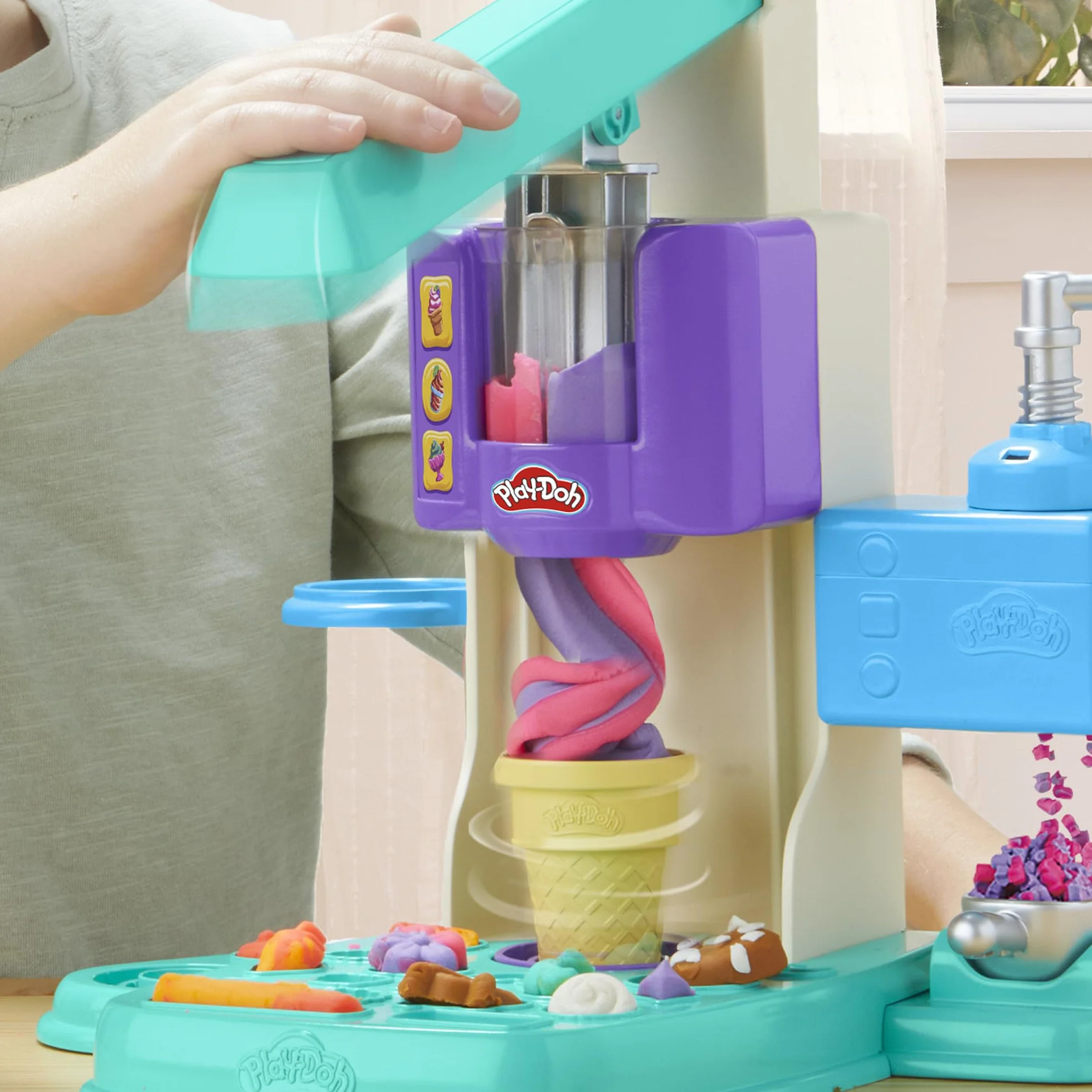 Play-Doh Ciastolina Zakręcone Tęczowe Lody | Lodziarnia, 5 Pojemników, w Tym 3 Dwukolorowe, i 7 Akcesoriów | Zabawka dla 3-Latka i Przedszkolaka | Prezent dla Dzieci, Dziewczynek i Chłopców