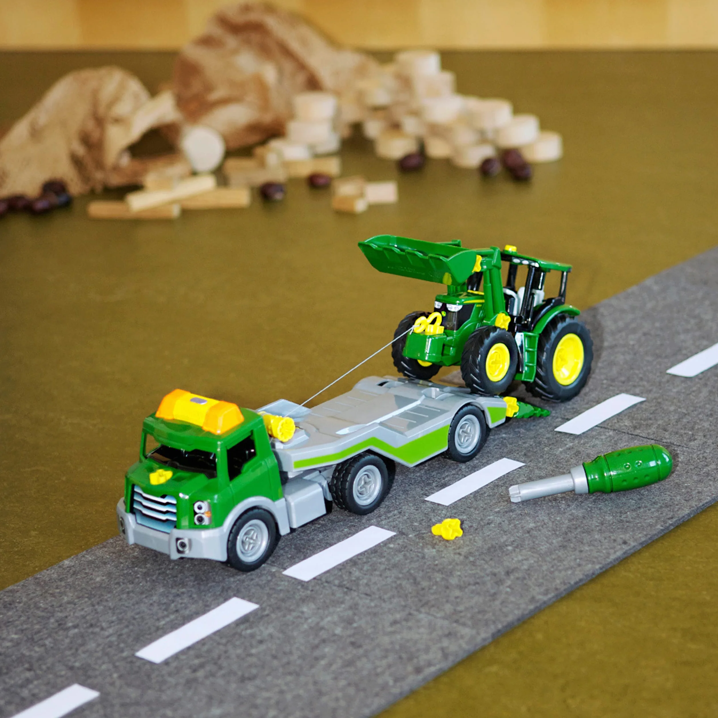 Theo Klein 3908 Transporter z traktorem John Deere I Zestaw śrubowy wraz ze śrubokrętem I Zabawki dla dzieci od 3. roku życia