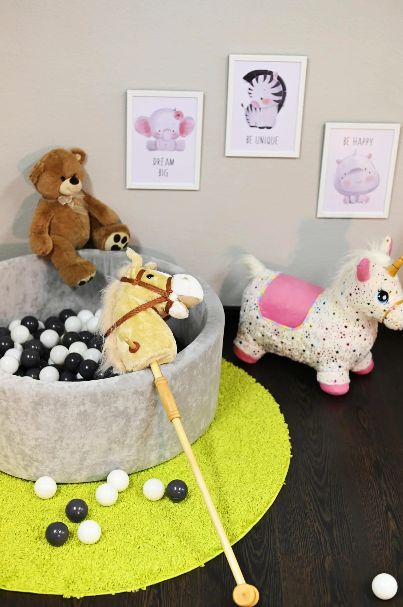 Knorrtoys 40101 - koń na kiju "Sugar", jasnobrązowy