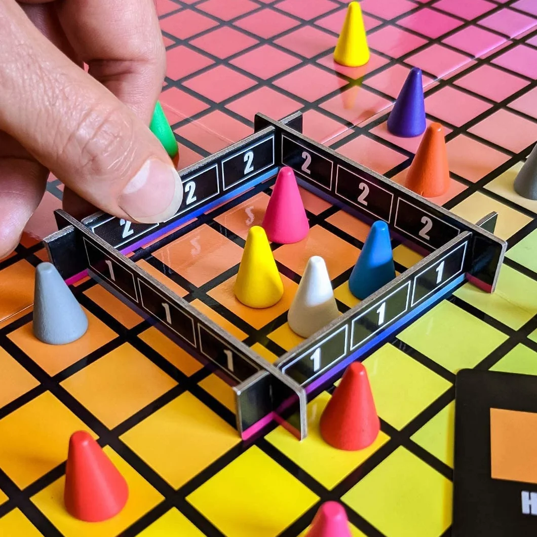 The OP Usaopoly | Hues and Cues Gra Planszowa Wielojęzyczna dla Całej Rodziny | Gra Imprezowa dla 3-10 Graczy | Żywe Zgadywanie Kolorów | Łącz Wskazówki z 480 Kolorowych Kwadratów