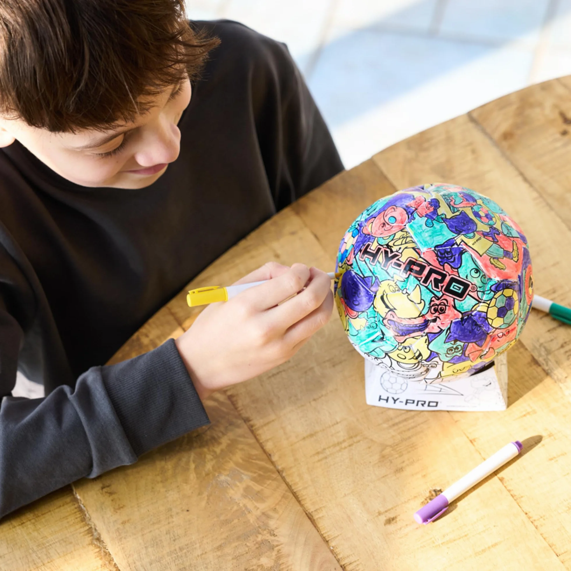 Hy-Pro Doodlekick piłka nożna, kolorowanka, mini piłka nożna, w zestawie z pompką, stojakiem i kolorowymi długopisami, rozmiar 2, świetny pomysł na prezent piłkarski, 3+