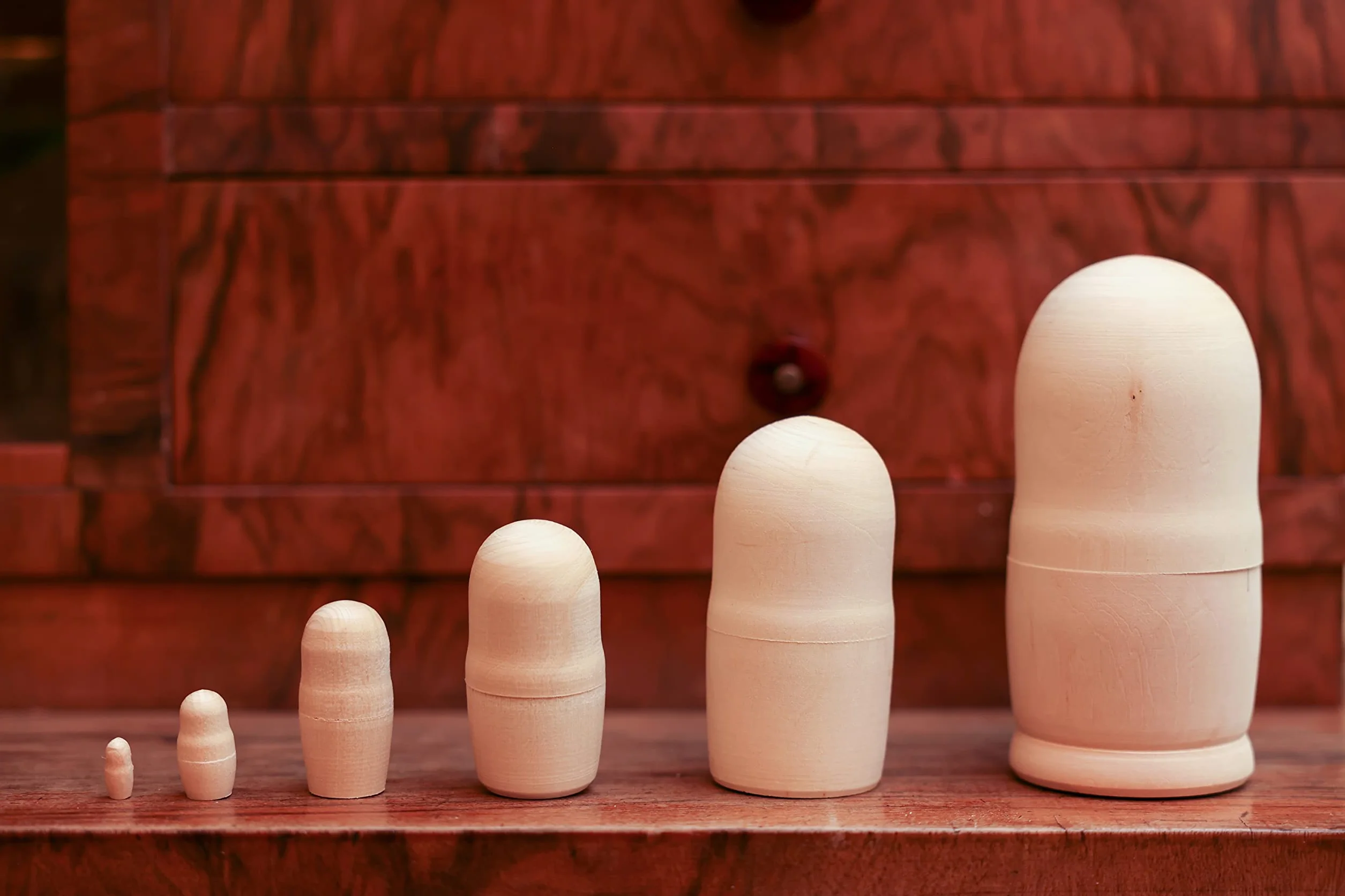 Heka Naturals Zestaw Niemalowanych Lalek Gniazdujących | Wszystkie Naturalne Drewniane Lalki Matryoshka Zestaw 6 (13cm) - Tradycyjne Dekoracje do Domu, Babushka, Drewniane Zabawki do Układania w Stosy