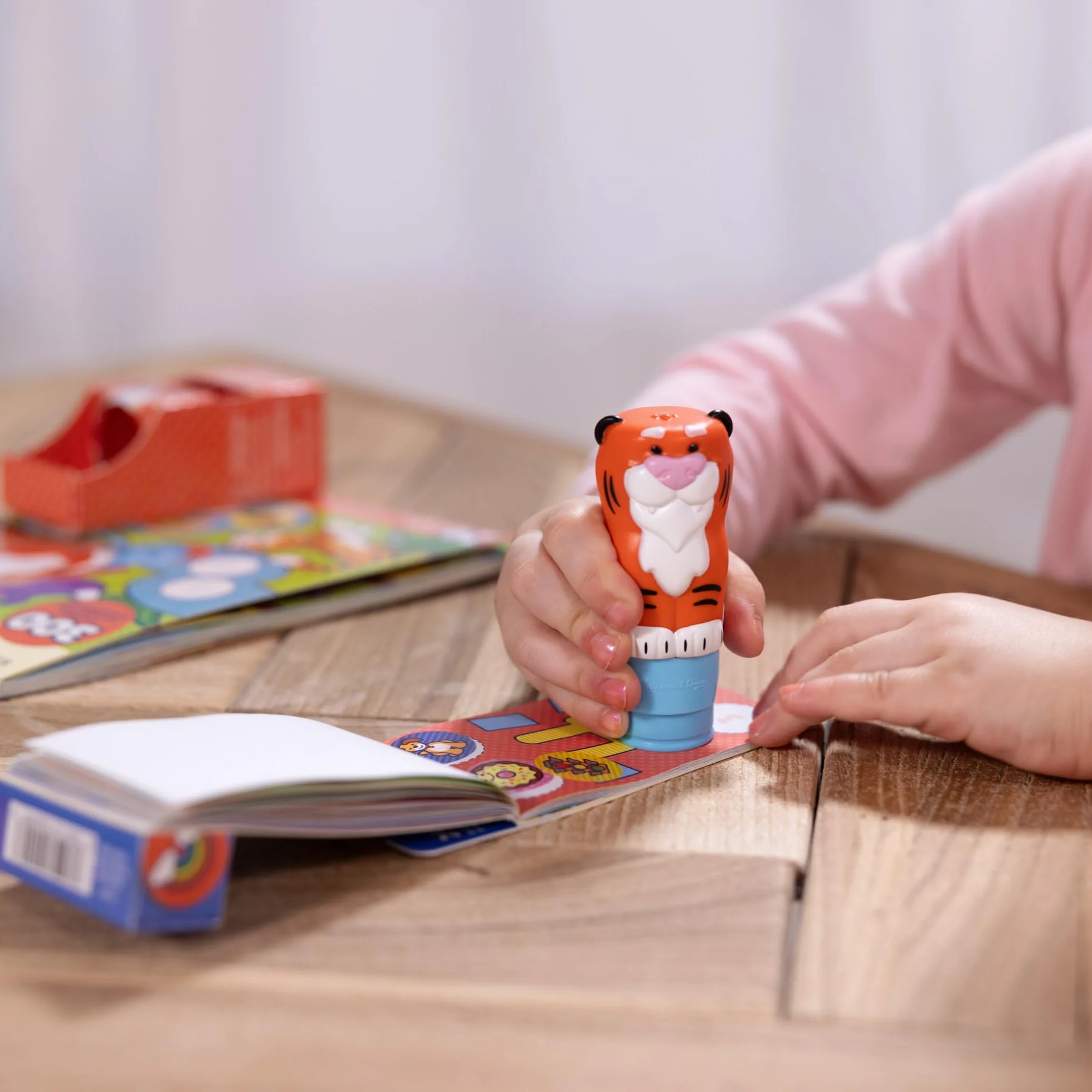 Melissa & Doug Naklejka Wow! Tygrys Bundle: 24-stronicowa podkładka aktywności, stempel naklejki, 500 naklejek, sztuka i rzemiosło Fidget Toy kolekcjonerska postać