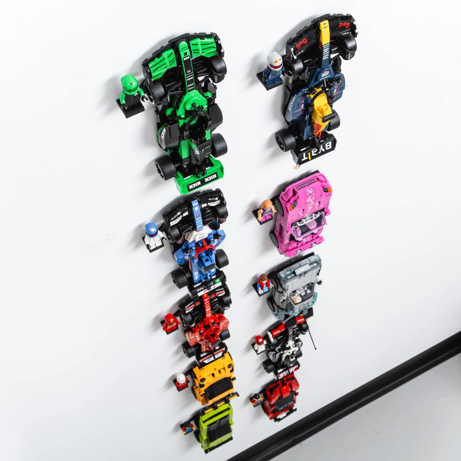 Haczyki do montażu ściennego kompatybilne z LEGO Speed Champions ze stojakami na kierowcę