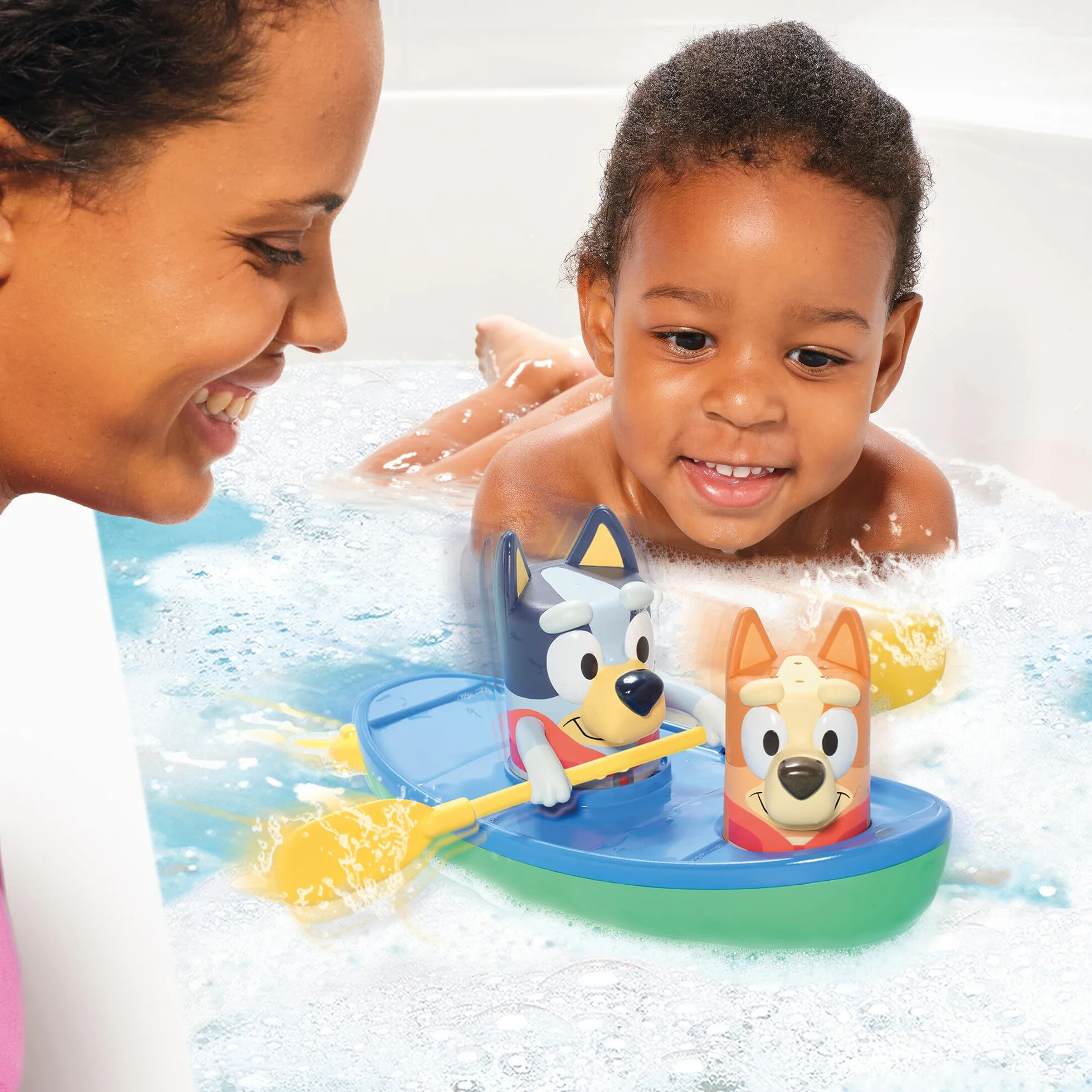 TOMY Toomies Bluey Pull and Go Canoe zabawka do kąpieli dla dzieci od 18 miesięcy