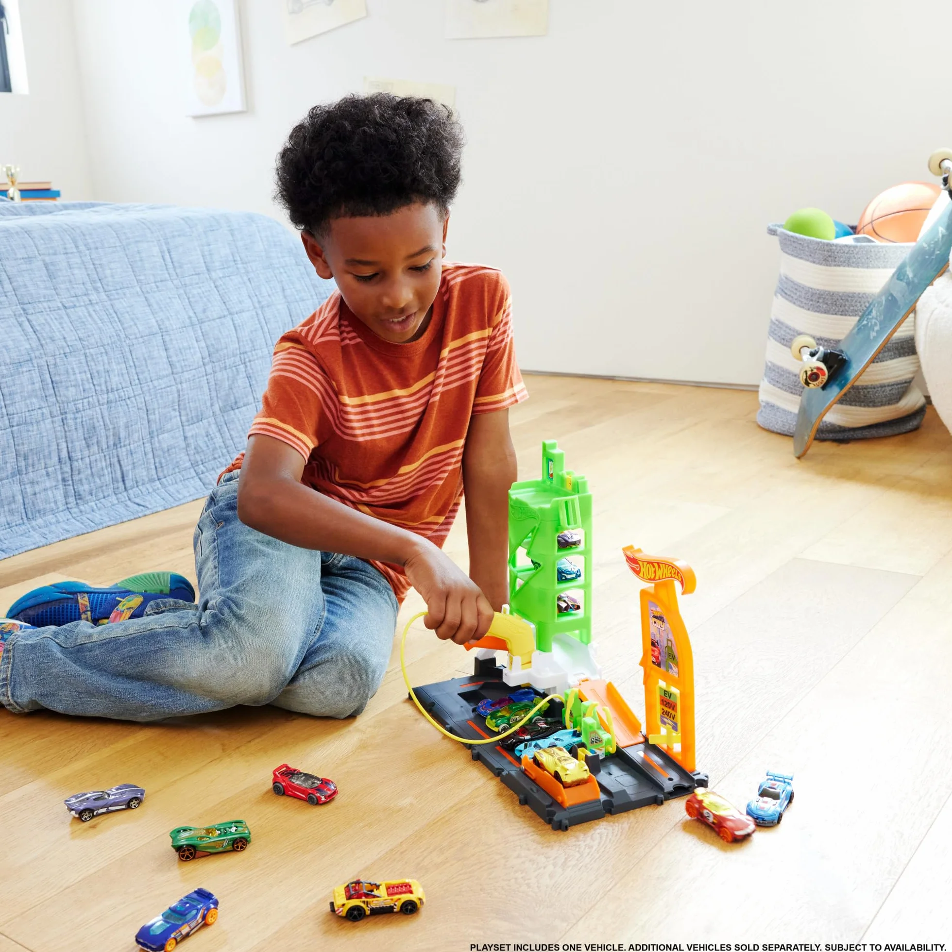 Hot Wheels Let's Race – Na start! - Netflix - Superstacja ładowania Zestaw z zabawkową stacją ładowania pojazdów elektrycznych i samochodzikiem w skali 1:64, HTN79