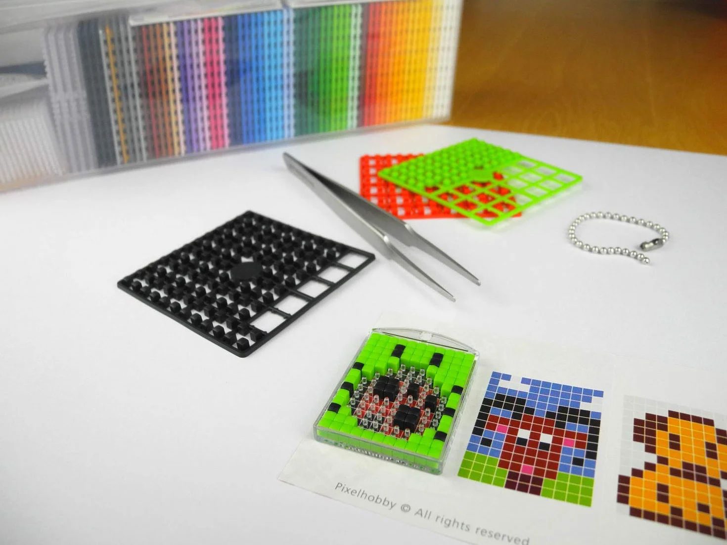 Pixel P60001-27501 małe pudełko startowe, zestaw rzemieślniczy z 60 płytkami pikselowymi, 4 płytkami podstawowymi, 12 medalionami z łańcuszkiem i 4 mini książeczkami z wzorami