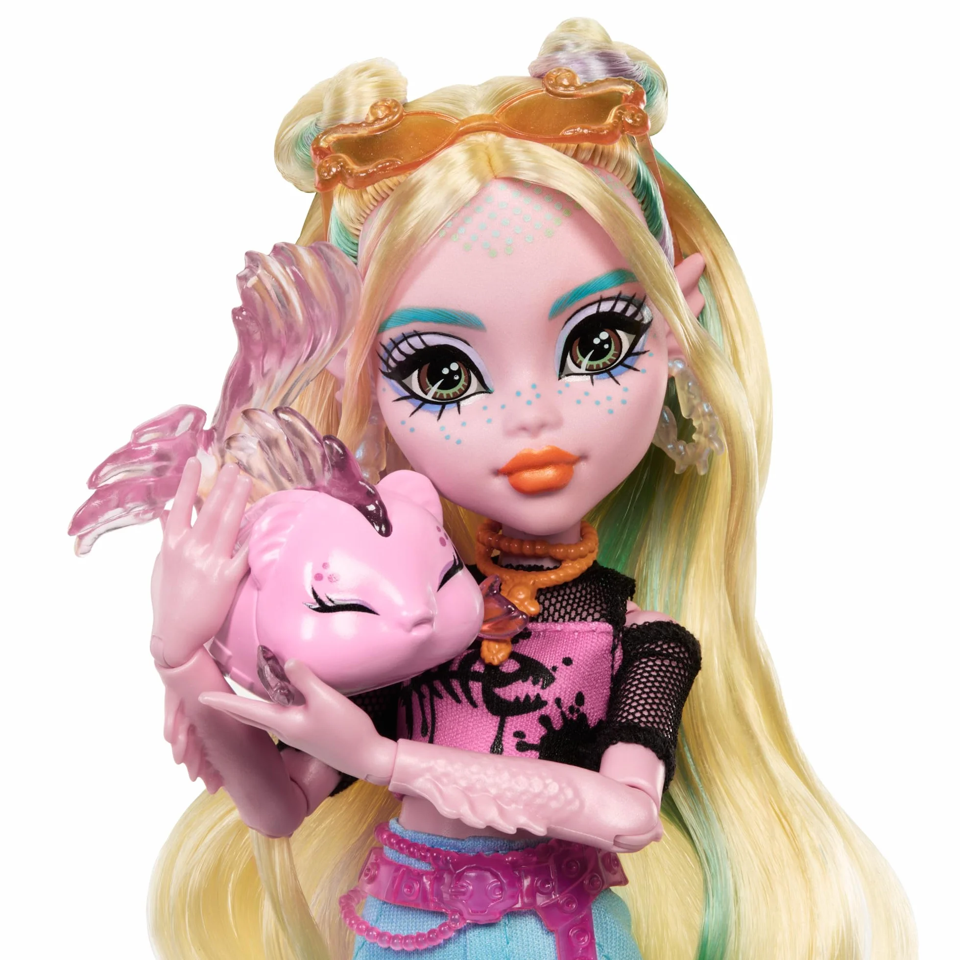 Monster High Lagoona Blue Lalka w siateczkowej koszulce i bojówkach z figurką rybki Neptuny i akcesoriami, takimi jak plecak, „przekąska” i notatnik, HXH75