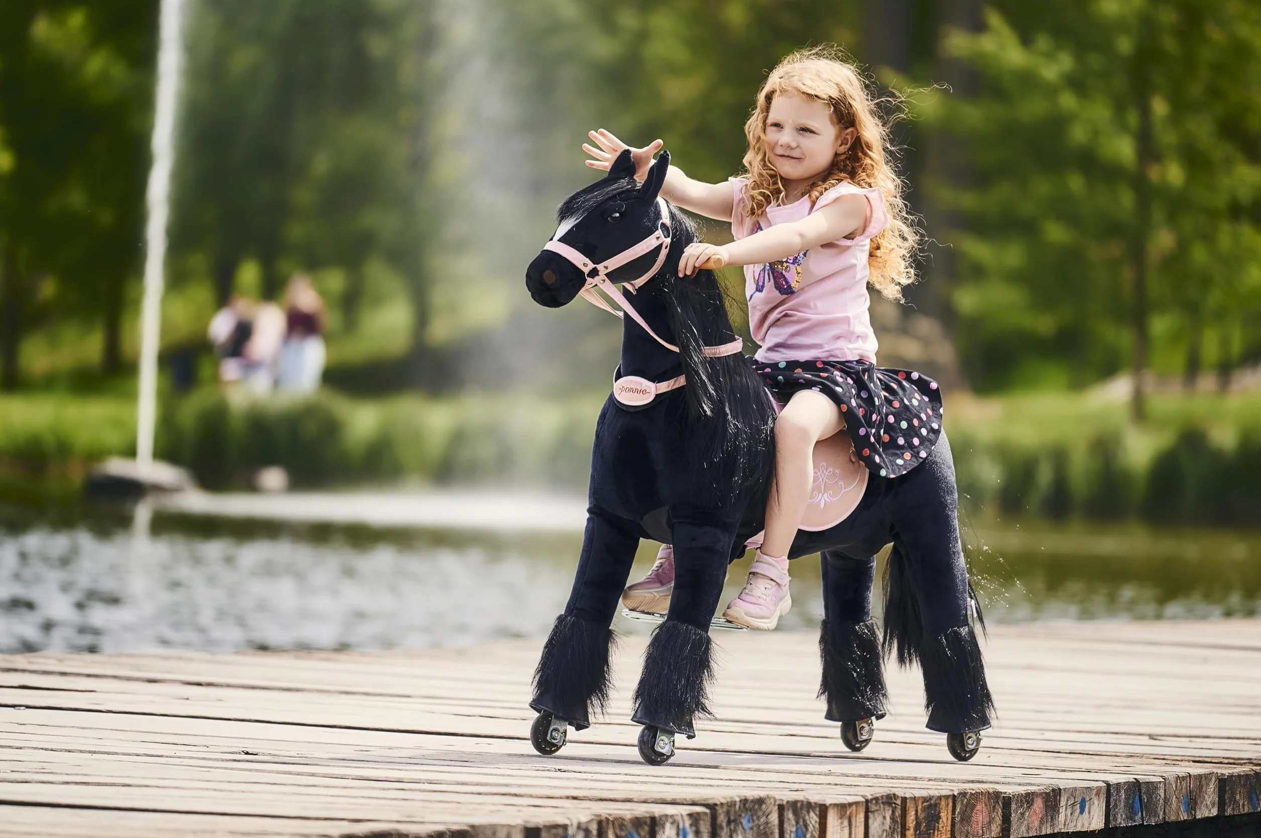 Ponnie - Ebony dziecięcy koń jeździecki, 5-12 lat, mechaniczny duży koń fryzyjski na kółkach, zdejmowane siodełko, Combable Mane, regulowane podnóżki