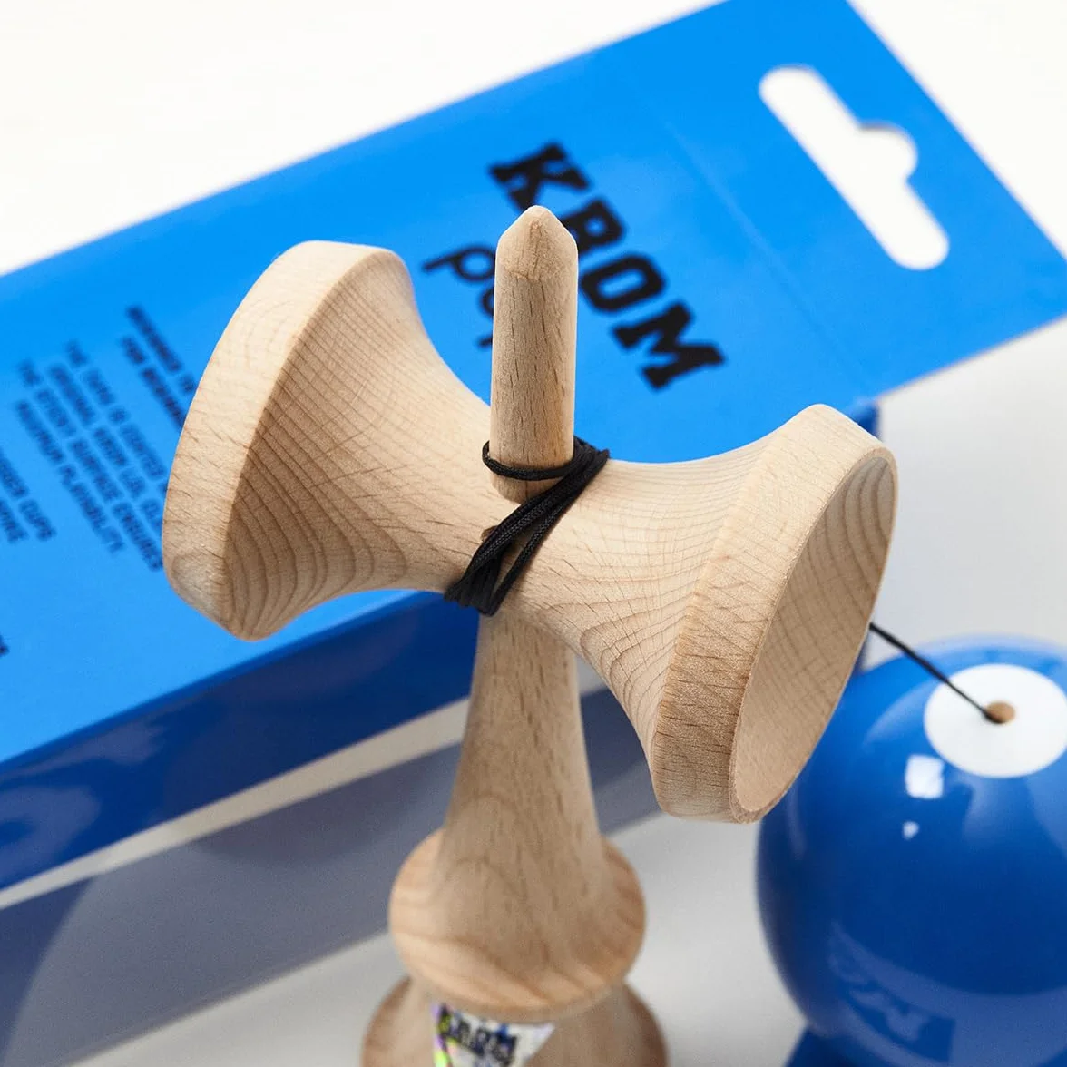 KROM Kendama POP LOL ciemnoniebieski - z certyfikowanego drewna bukowego - wysoka jakość drewna - dla początkujących i profesjonalistów - zestaw: zapasowy sznurek + naklejki
