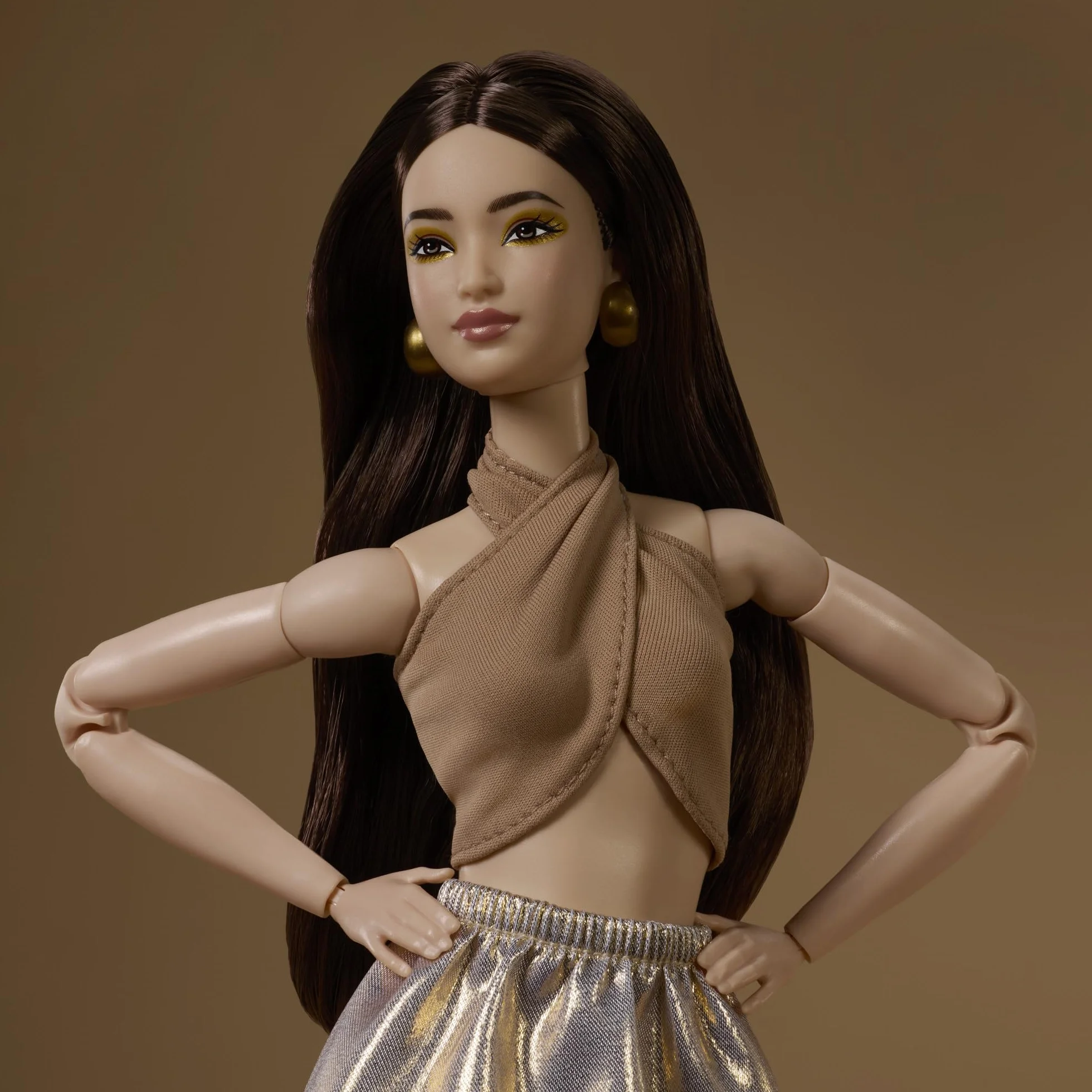 Barbie Basics Model 06 z brązowymi włosami, błyszczącą złotą spódniczką i topem, uniwersalnymi ubraniami, ruchomym ciałem, JJX25