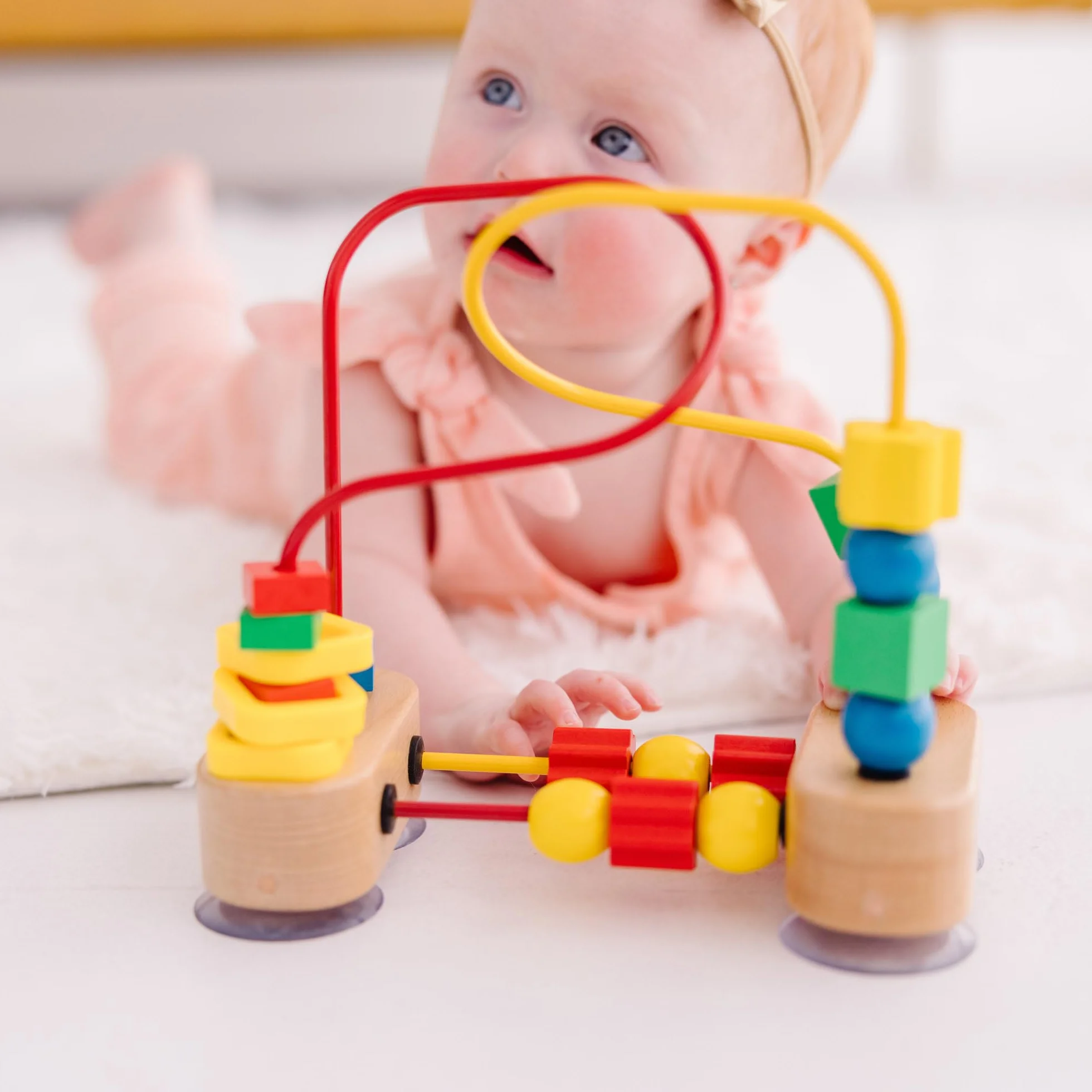 Melissa & Doug – pierwszy labirynt koralikowy (zabawki rozwojowe, drewniana zabawka edukacyjna, rzemiosło wysokiej jakości i solidna konstrukcja, wys. 19,685 cm x szer. 9,525 cm x wys. 17,78 cm)