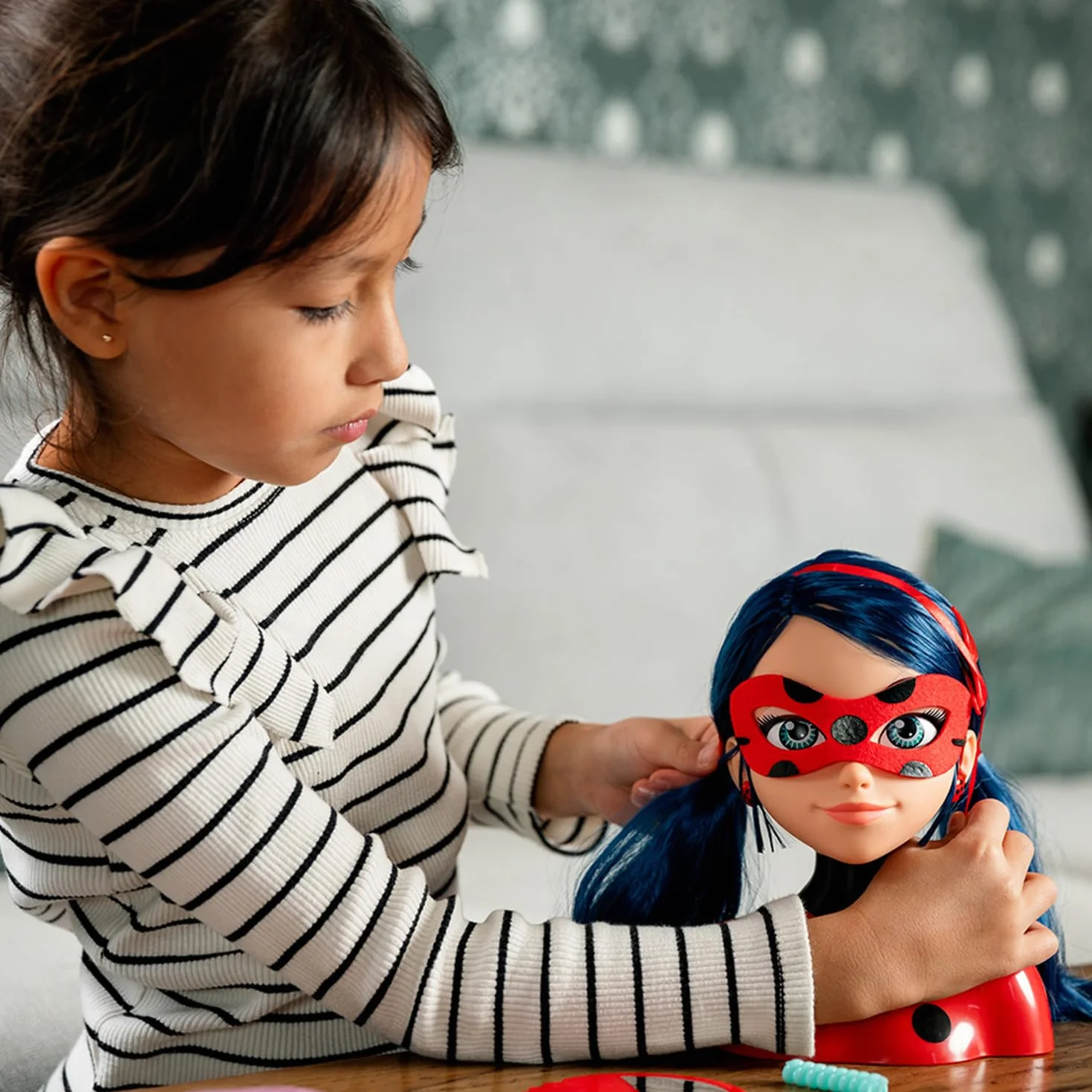 Bandai Miraculous Biedronka – Miraculous Deluxe głowica fryzjerska, 21 cm – głowica fryzjerska Marinette + 30 akcesoriów - P50247