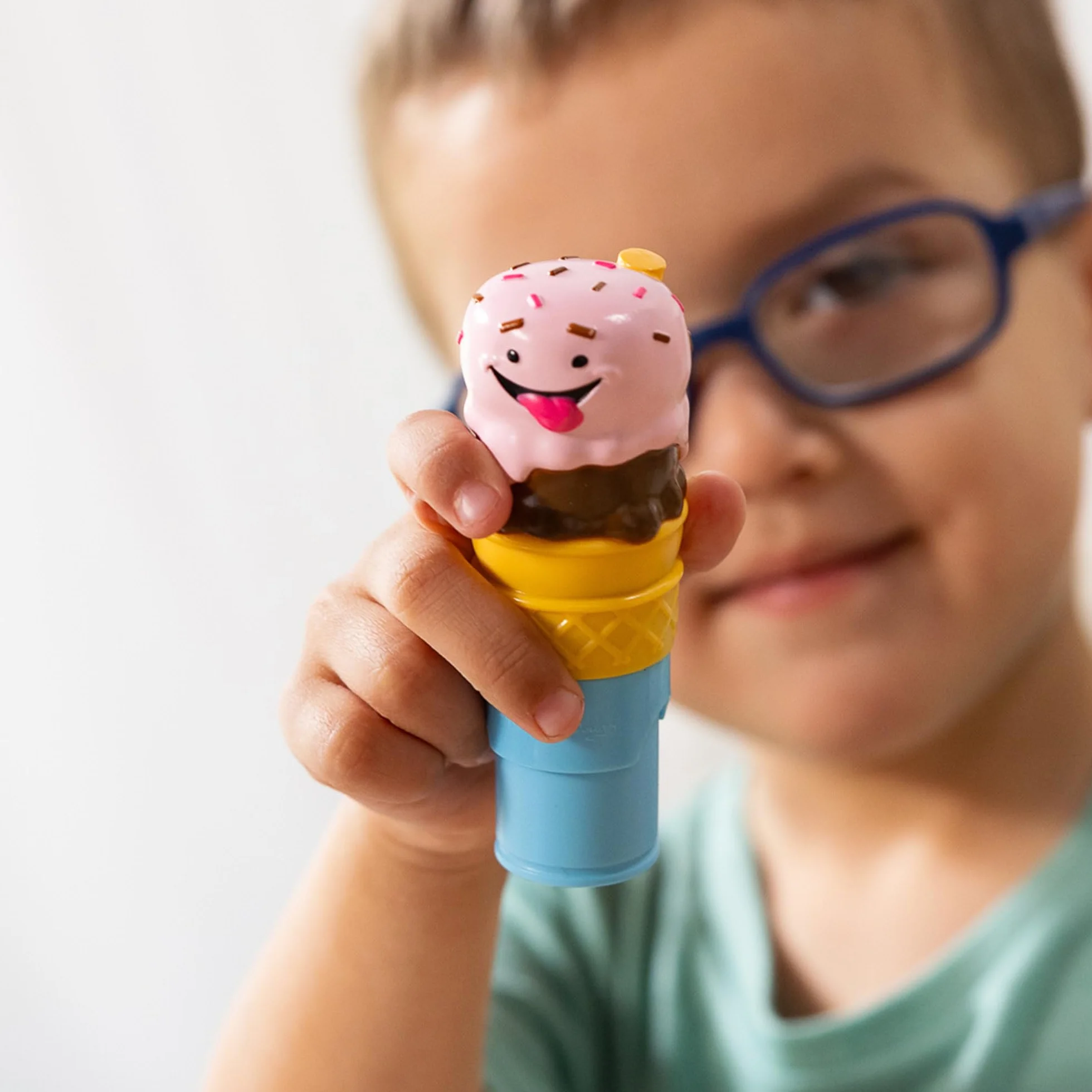 Melissa & Doug Naklejka WOW!™ 24-stronicowa podkładka do aktywności i stempel, 300 naklejek, sztuka i rzemiosło Fidget zabawka kolekcjonerska postać - lody - certyfikat FSC