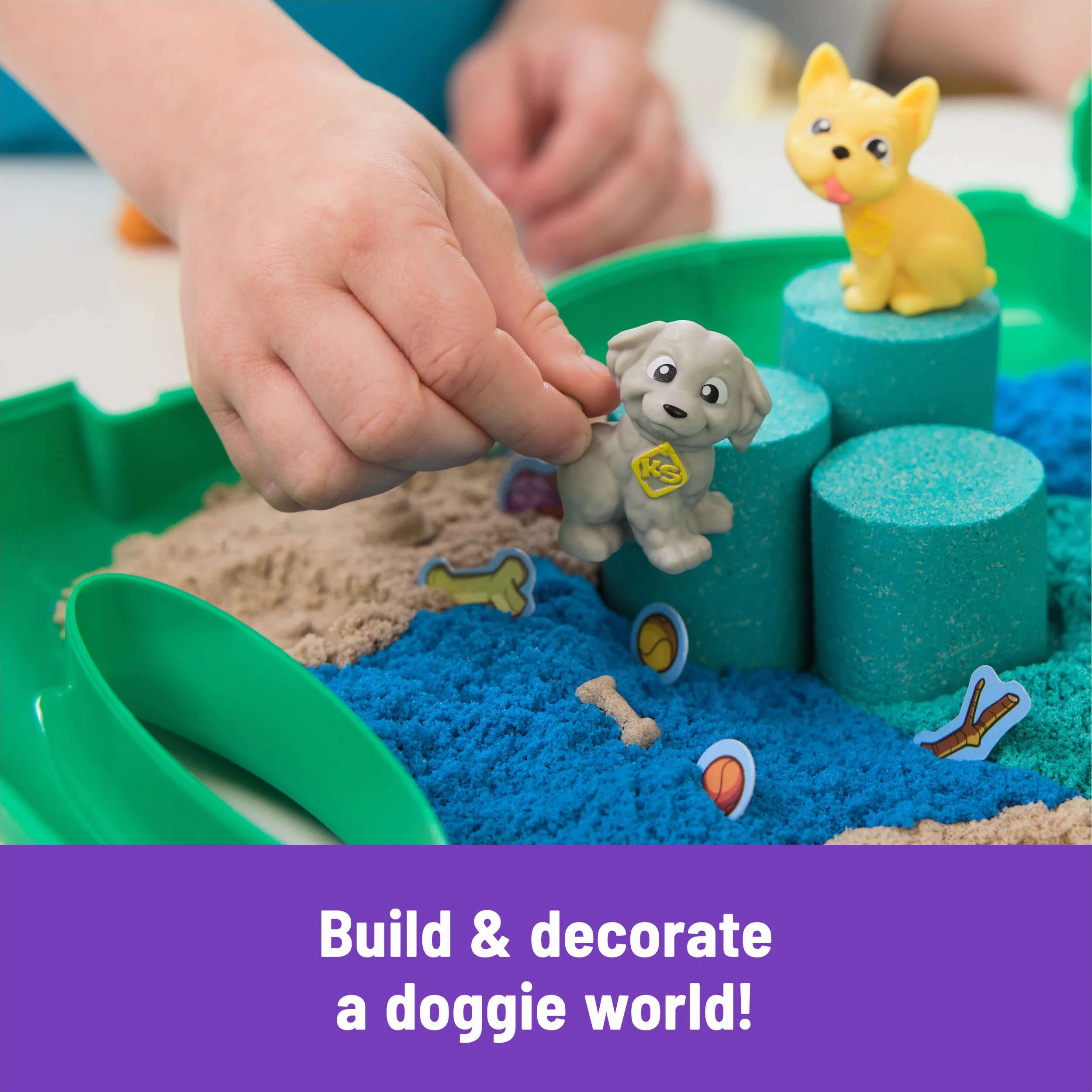 Kinetic Sand Walizka dla psów Park – 680 g piasku, 3 psy, 2 narzędzia do piasku i akcesoria, od 3 lat