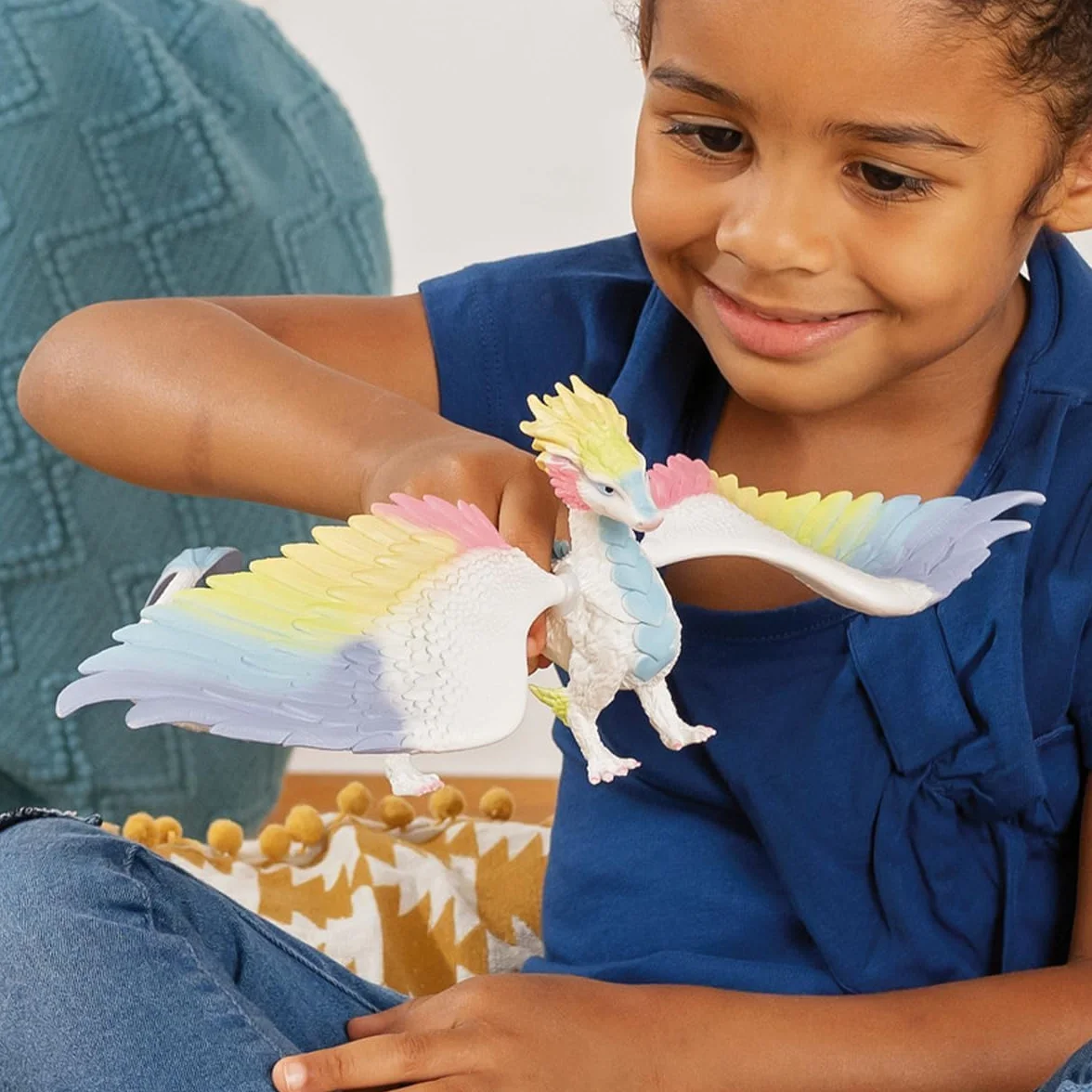 schleich BAYALA | Smok Tęczowy 70728 | Szczegółowa figurka z ruchomymi, kolorowymi skrzydłami | Dekoracja i figurka kolekcjonerska | Prezent dla dzieci | Zabawka od 5 lat | 34 x 23 x 11 cm