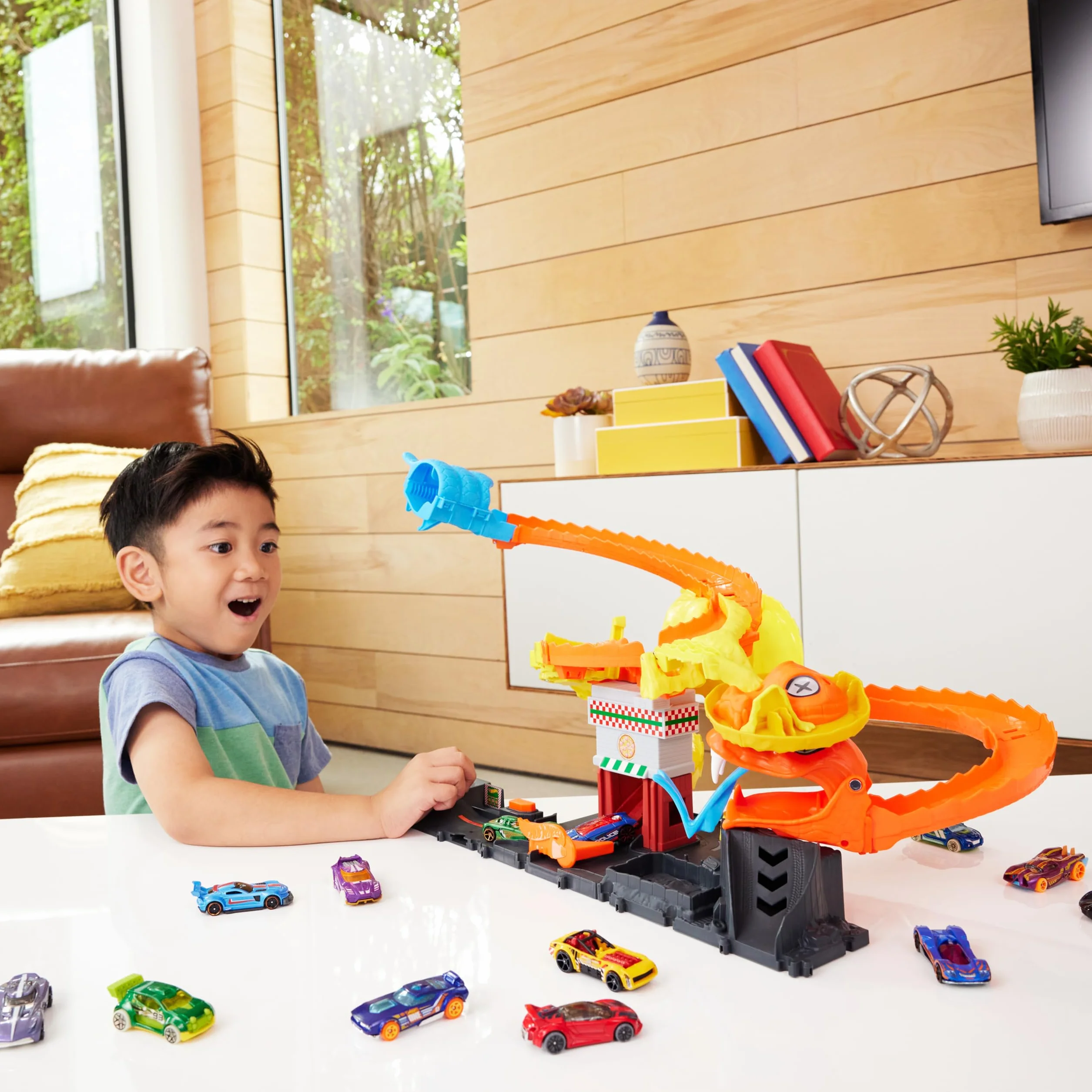 Hot Wheels City Let's Race – Na start! - Netflix - Odjazdowa pizza – Atak kobry Zestaw ze spiralnym torem w kształcie ogona kobry i autkiem w skali 1:64, HTN81