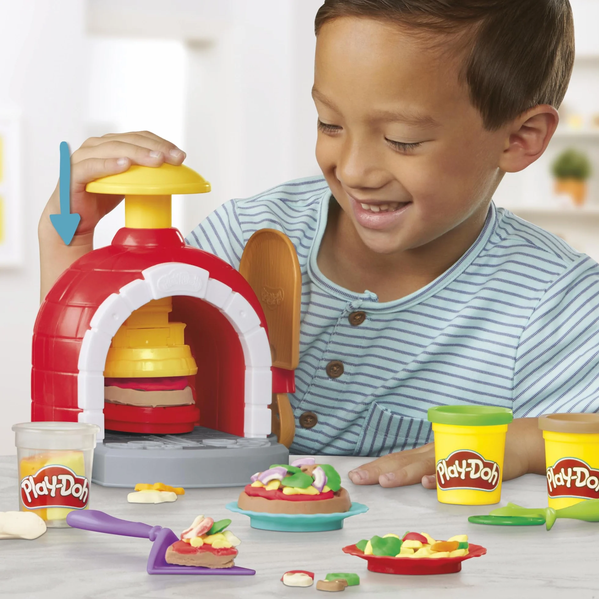 Zestaw do zabawy Kuchenne Dzieła Piec do pizzy z ciastoliną Play-Doh z 6 pojemnikami masy plastycznej i 8 akcesoriami