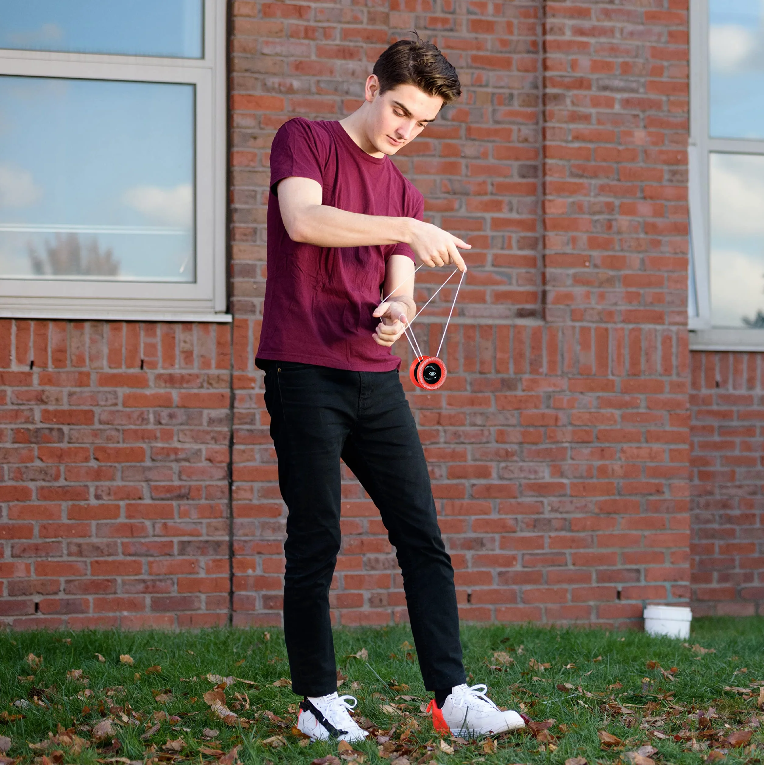 Yomega Xodus II YoYo– zawiera technologię łożyska w rolce, gumowe obręcze i kształt skrzydełka – profesjonalna responsywna YoYos Intermediate Level Play (Black Red)
