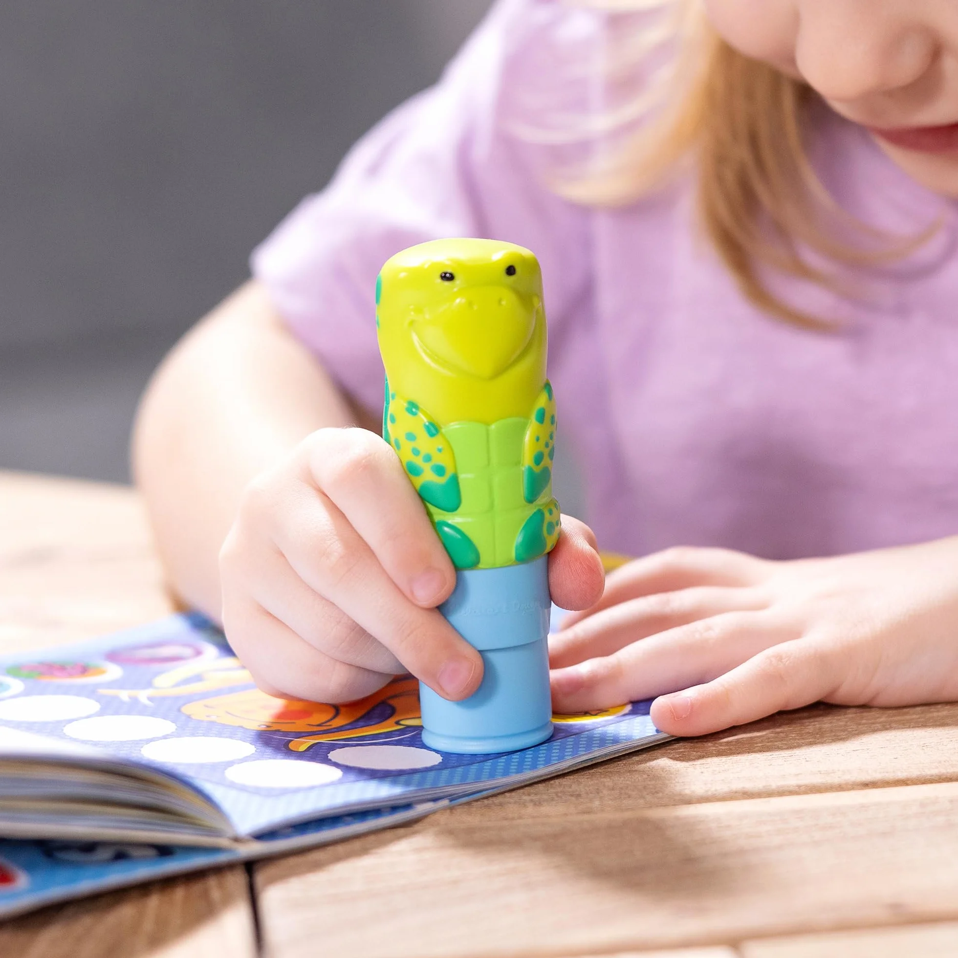 Melissa & Doug Naklejka WOW 24-stronicowa podkładka do aktywności i stempel 300 naklejek sztuka i rzemiosło żółw morski