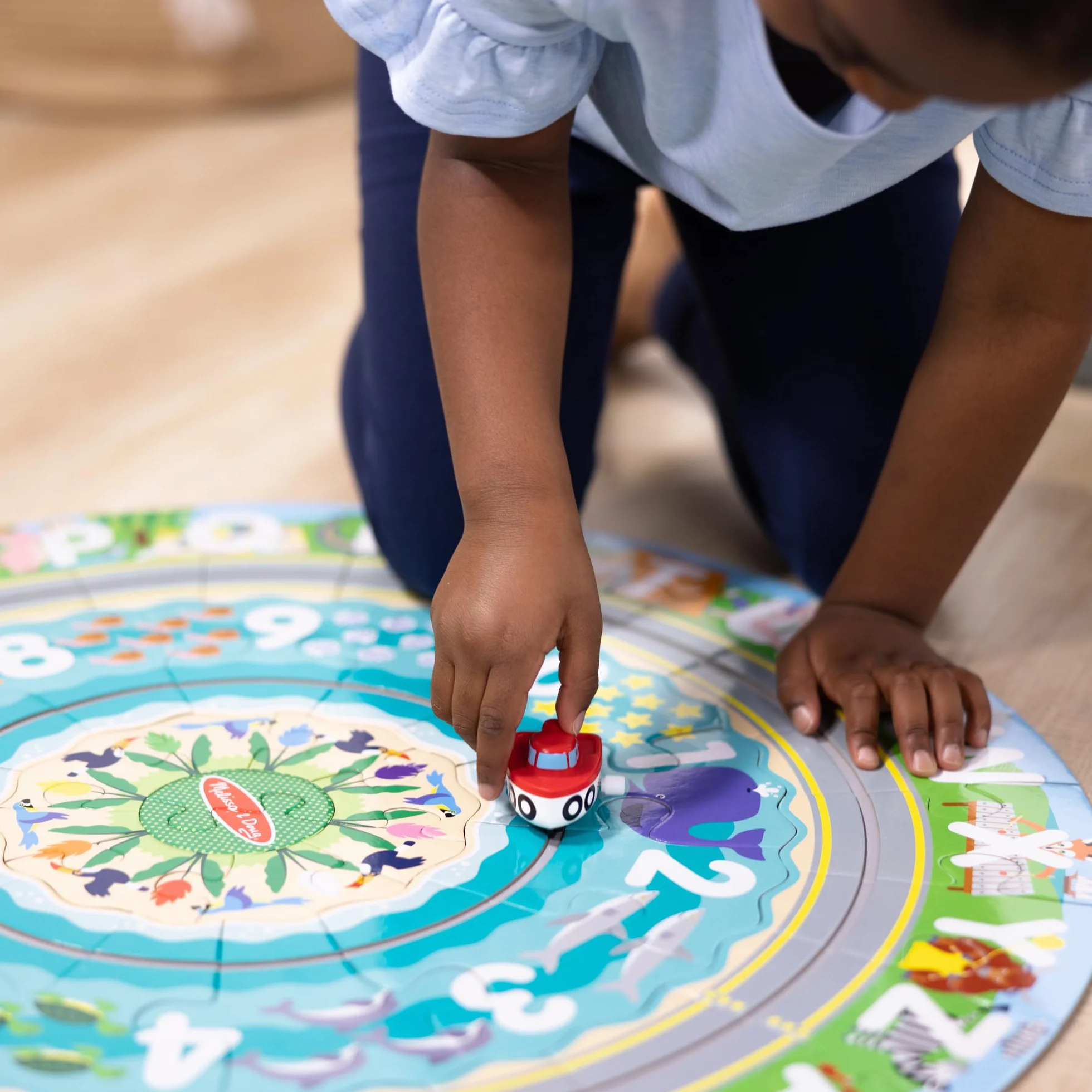 Melissa & Doug, Układanka podłogowa z rowkami, motywem trasy wzdłuż wybrzeża oraz samochodzikami z napędem wstecznym – 48 elementów, dla chłopców i dziewczynek w wieku powyżej 3. roku życia