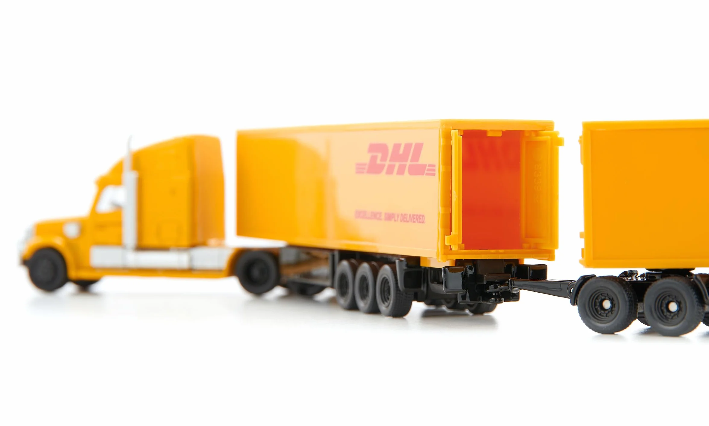 siku 1806, Freightliner DHL Road Train, Ciągnik z naczepą i przyczepą, 1:87, Metal/Tworzywo sztuczne, Żółty, Odłączana naczepa, Otwierane drzwi przyczepy
