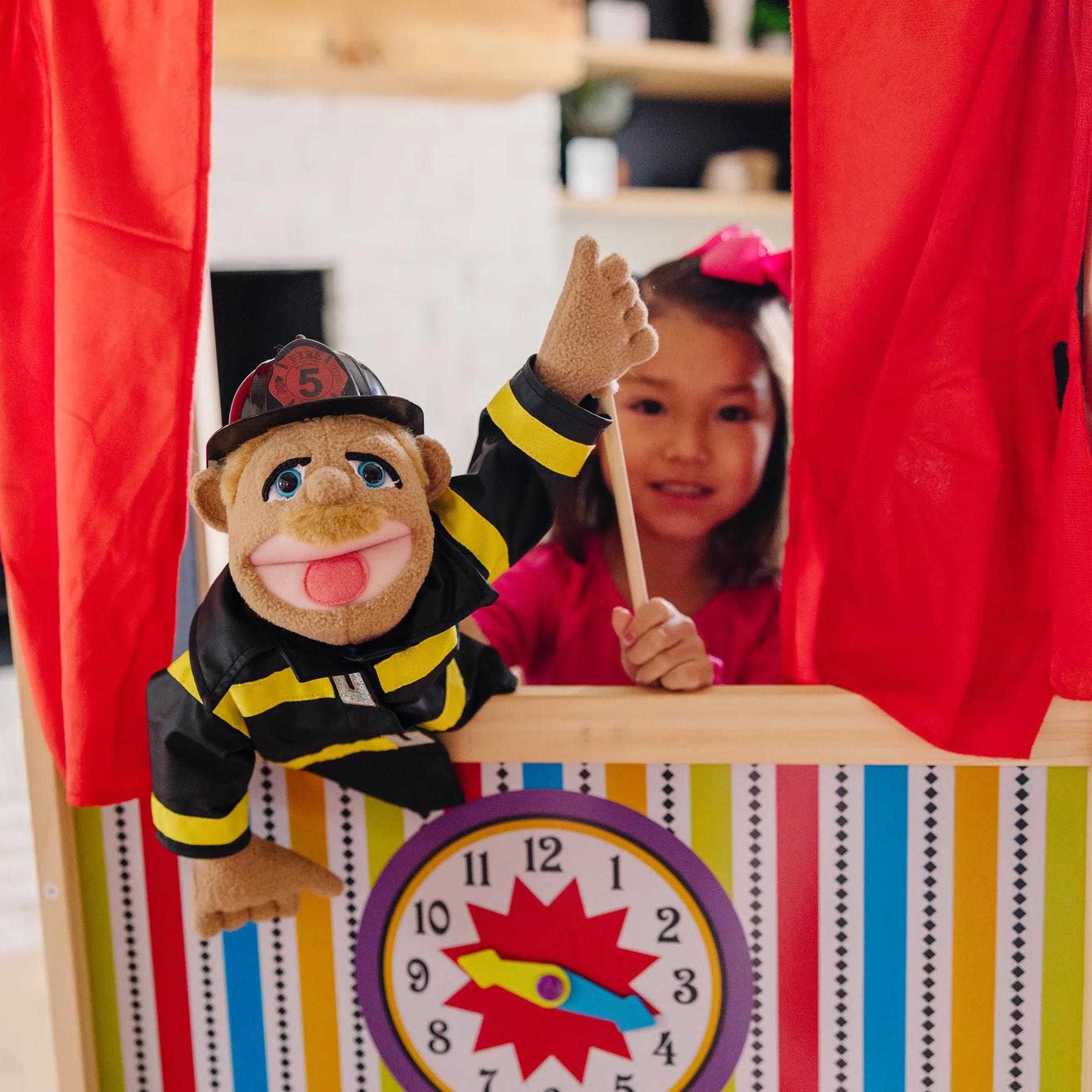 Melissa & Doug – luksusowy teatrzyk lalek (wytrzymała, niechybotliwa podstawa, pluszowe zasłony, wymiary: wys. 132,08 cm × szer. 45,72 cm × dł. 62,865 cm)