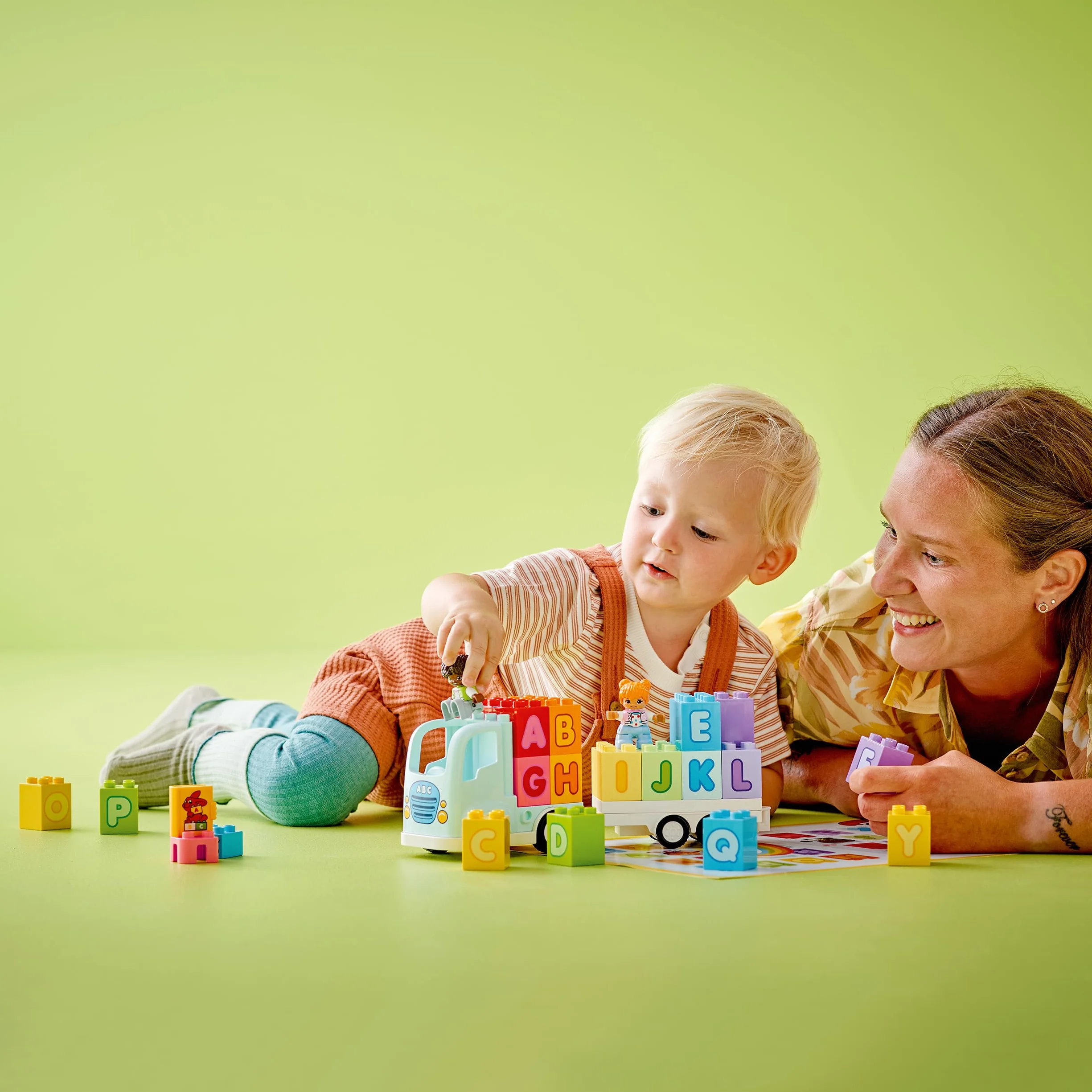 LEGO DUPLO Town Ciężarówka z alfabetem, Zabawka Edukacyjna dla Dziecka, Pojazd do Nauki Literek Przez Zabawę, Klocki z Alfabetem, Prezent dla 2-latka, dla Przedszkolaka, Chłopca i Dziewczynki, 10421