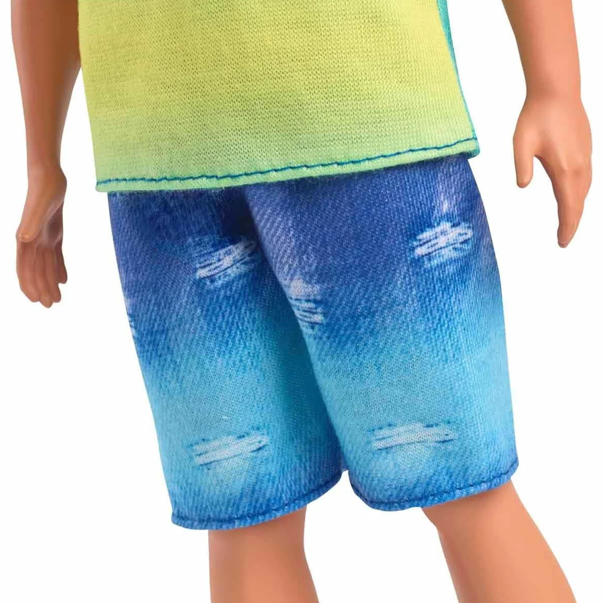 Barbie Fashionistas Ken Lalka #236 z czarnymi włosami, w niebiesko-zielonej koszulce z efektem ombre, dżinsowych szortach i srebrnych bucikach sportowych, HYV00