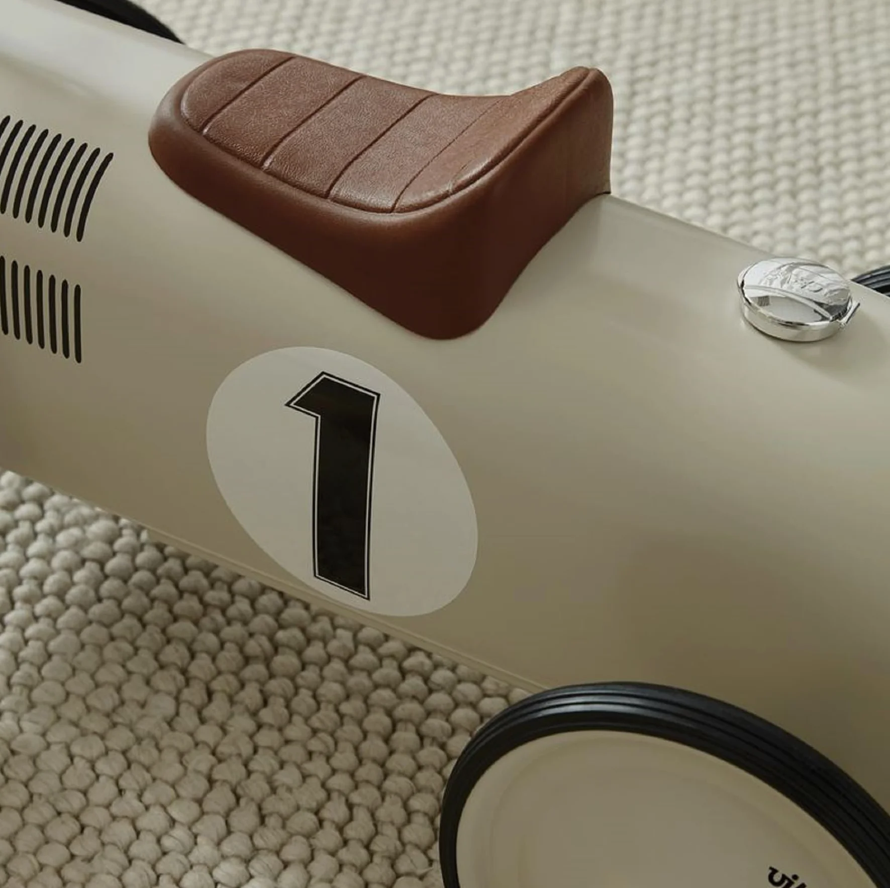 Vilac Vintage Ride on Car metalowy korpus duże gumowe kółka dla dzieci 1.5-3 lat 20 kg