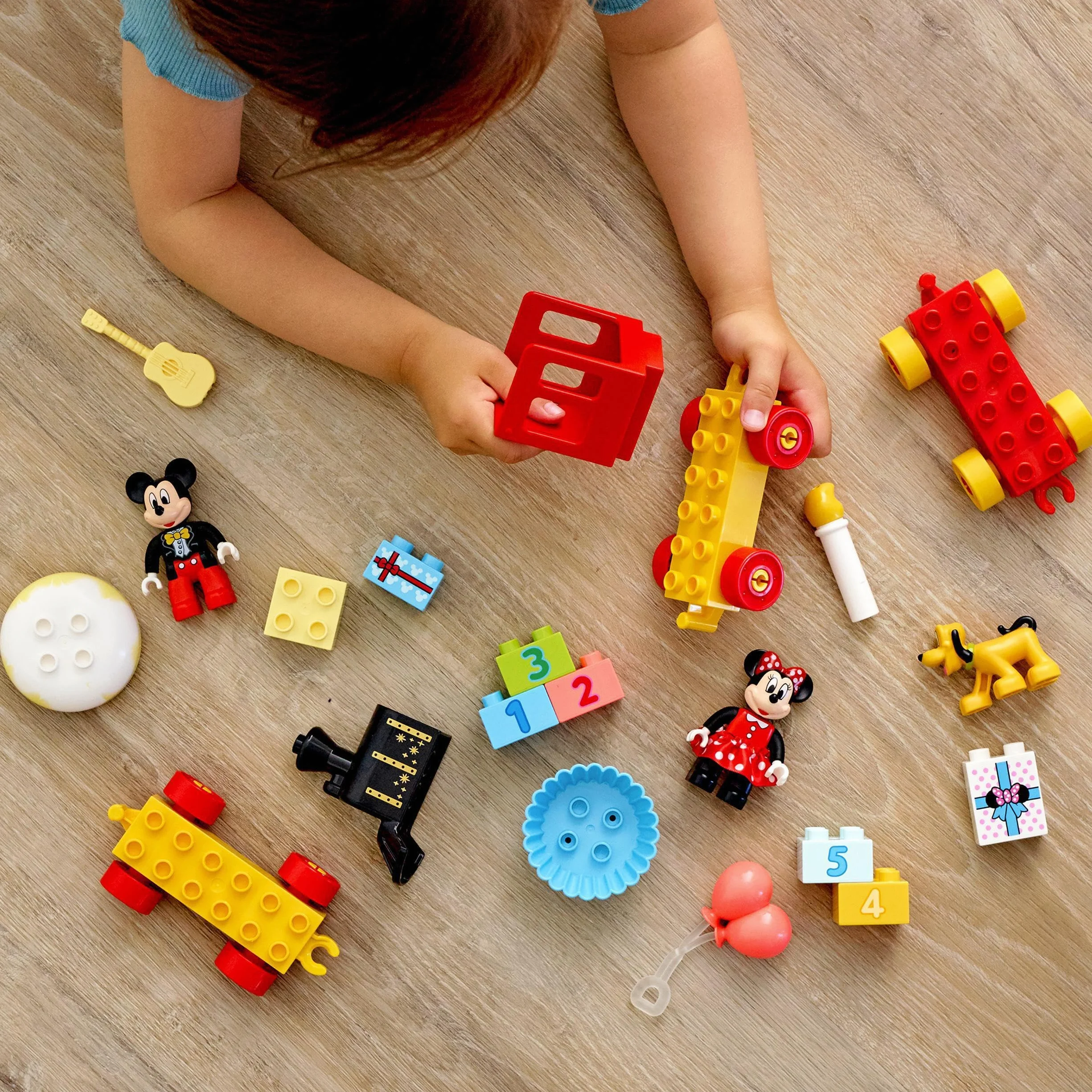 LEGO DUPLO ǀ Disney 10941 Urodzinowy pociąg myszek Miki i Minnie — edukacyjna zabawka z cyferkami dla dzieci (22 elementy)