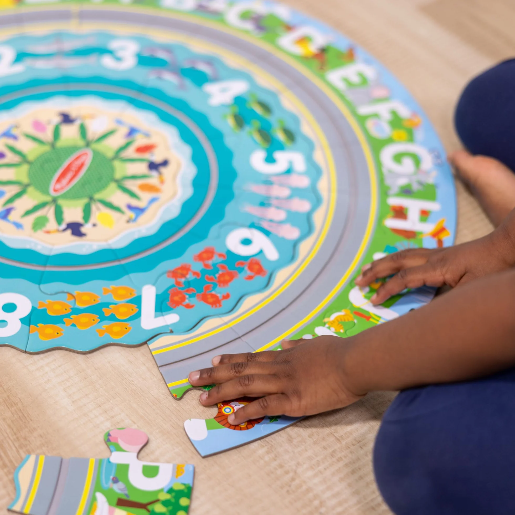 Melissa & Doug, Układanka podłogowa z rowkami, motywem trasy wzdłuż wybrzeża oraz samochodzikami z napędem wstecznym – 48 elementów, dla chłopców i dziewczynek w wieku powyżej 3. roku życia