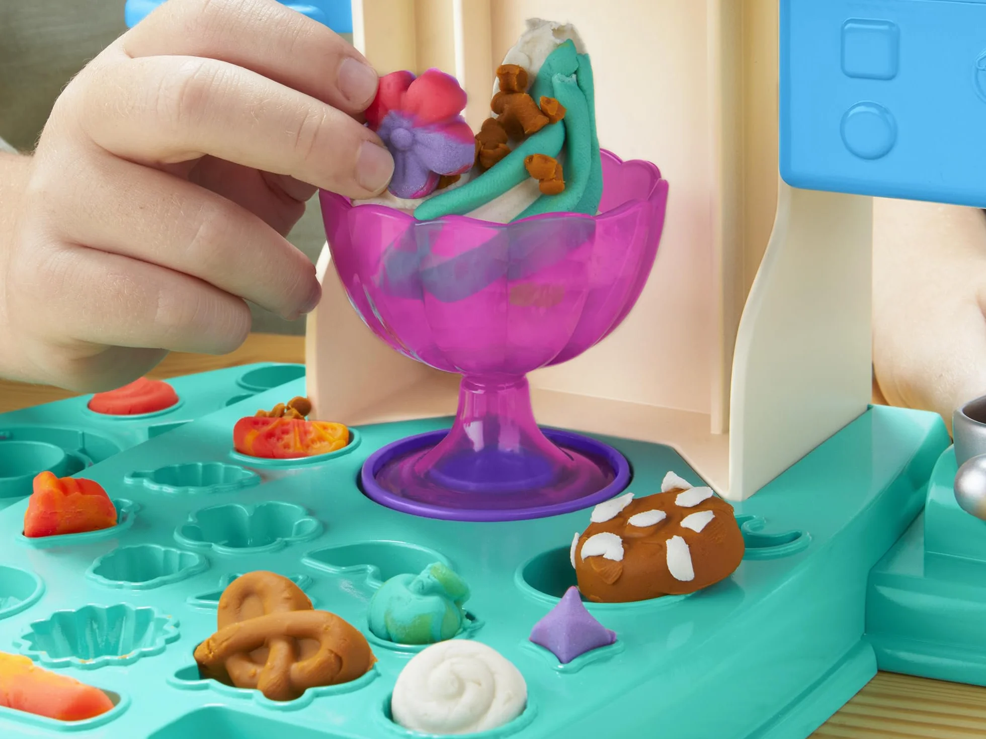 Play-Doh Ciastolina Zakręcone Tęczowe Lody | Lodziarnia, 5 Pojemników, w Tym 3 Dwukolorowe, i 7 Akcesoriów | Zabawka dla 3-Latka i Przedszkolaka | Prezent dla Dzieci, Dziewczynek i Chłopców