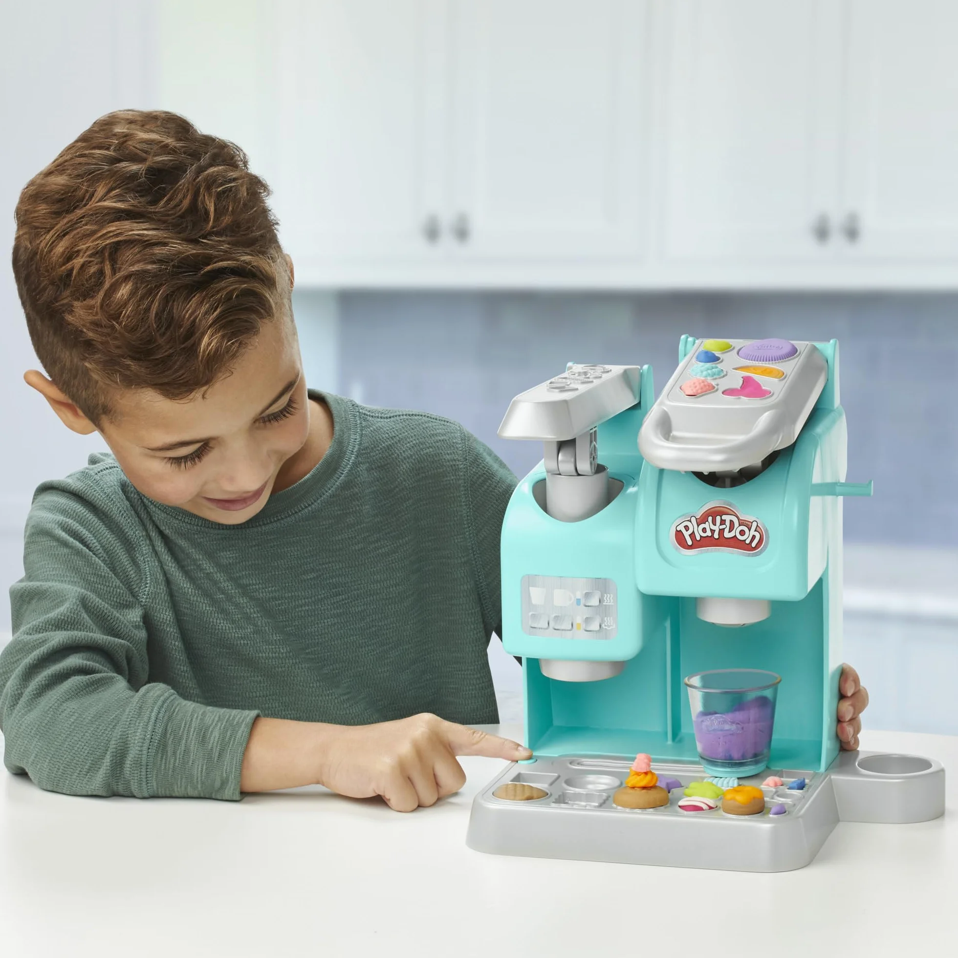 Play-Doh Kitchen Creations Superkolorowa kawiarnia | Zabawka dla dzieci ze sztucznym jedzeniem i kawą | 20 akcesoriów 8 tubek z ciastoliną po 56 g | Pomysł na prezent dla 3-latka i dla przedszkolaka