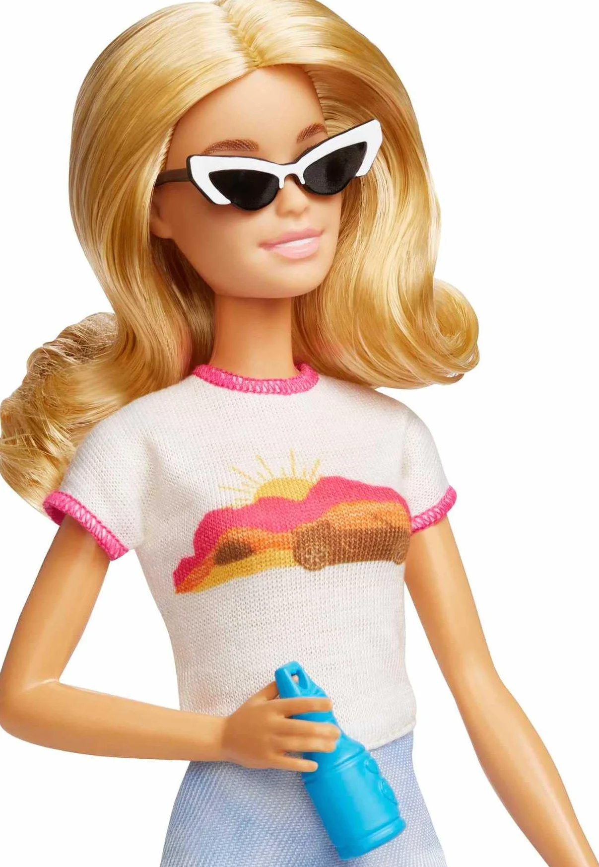 Barbie Malibu w podróży; Zestaw podróżny z lalką Barbie „Malibu” Roberts, pieskiem i ponad 10 akcesoriami, w tym otwieraną walizką, HJY18