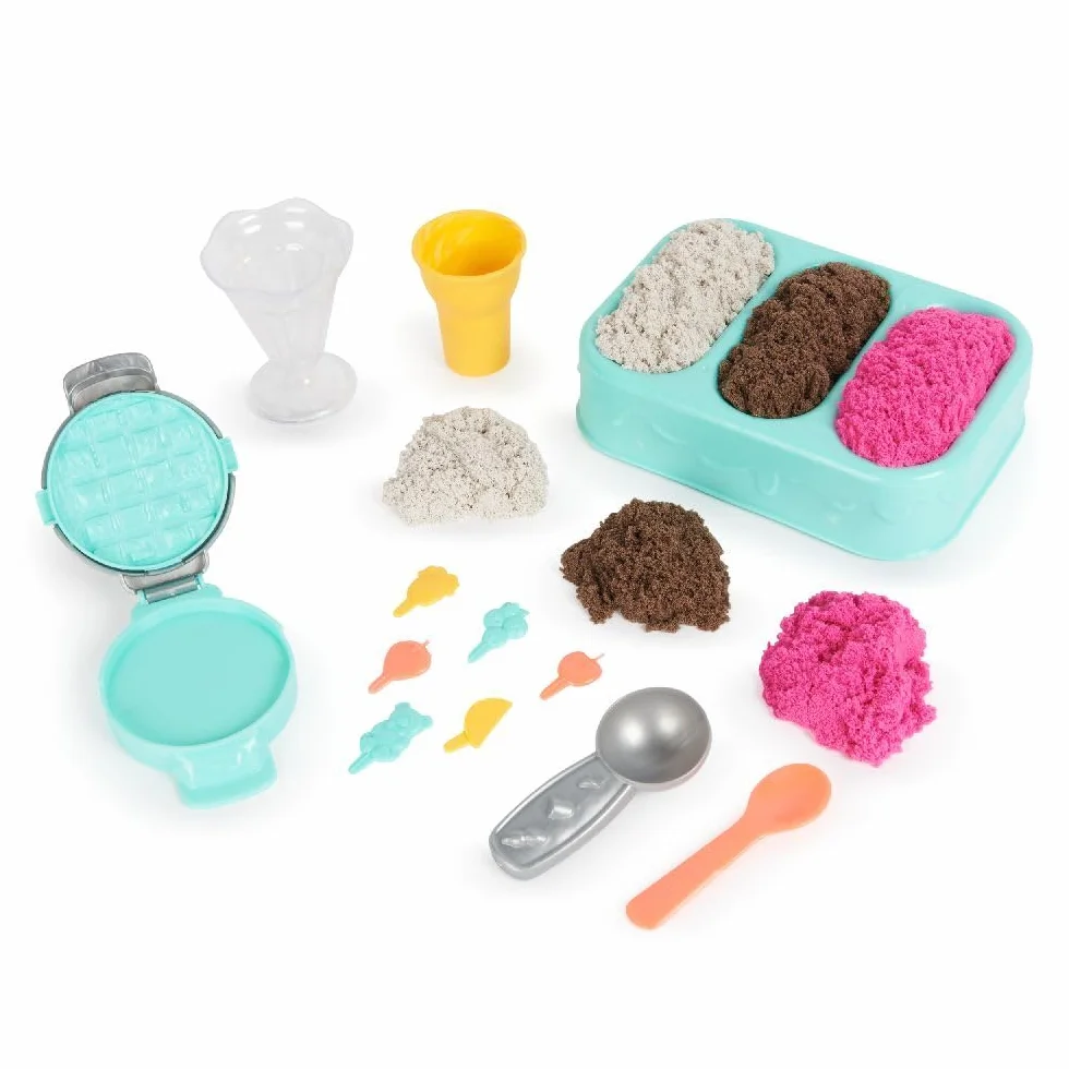 KINETIC SAND MAGICZNY SAS - PUDELICES DELICES LÓD 454 G + 6 NARZĘDZI - Twórz różne hipnotyzujące kształty dzięki temu magicznemu piaskowi jak pasta modelarska - zabawka dla dzieci od 3 lat