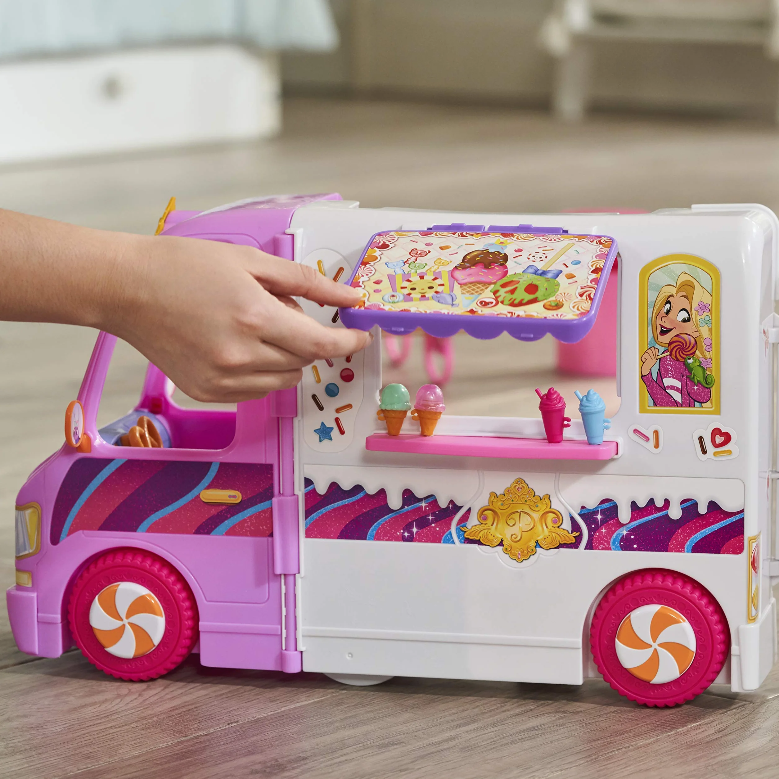Disney Princess Comfy Squad Sweet Treats Truck, zestaw do zabawy z 16 akcesoriami, sklep z lodami, zabawka dla dziewcząt w wieku od 5 lat