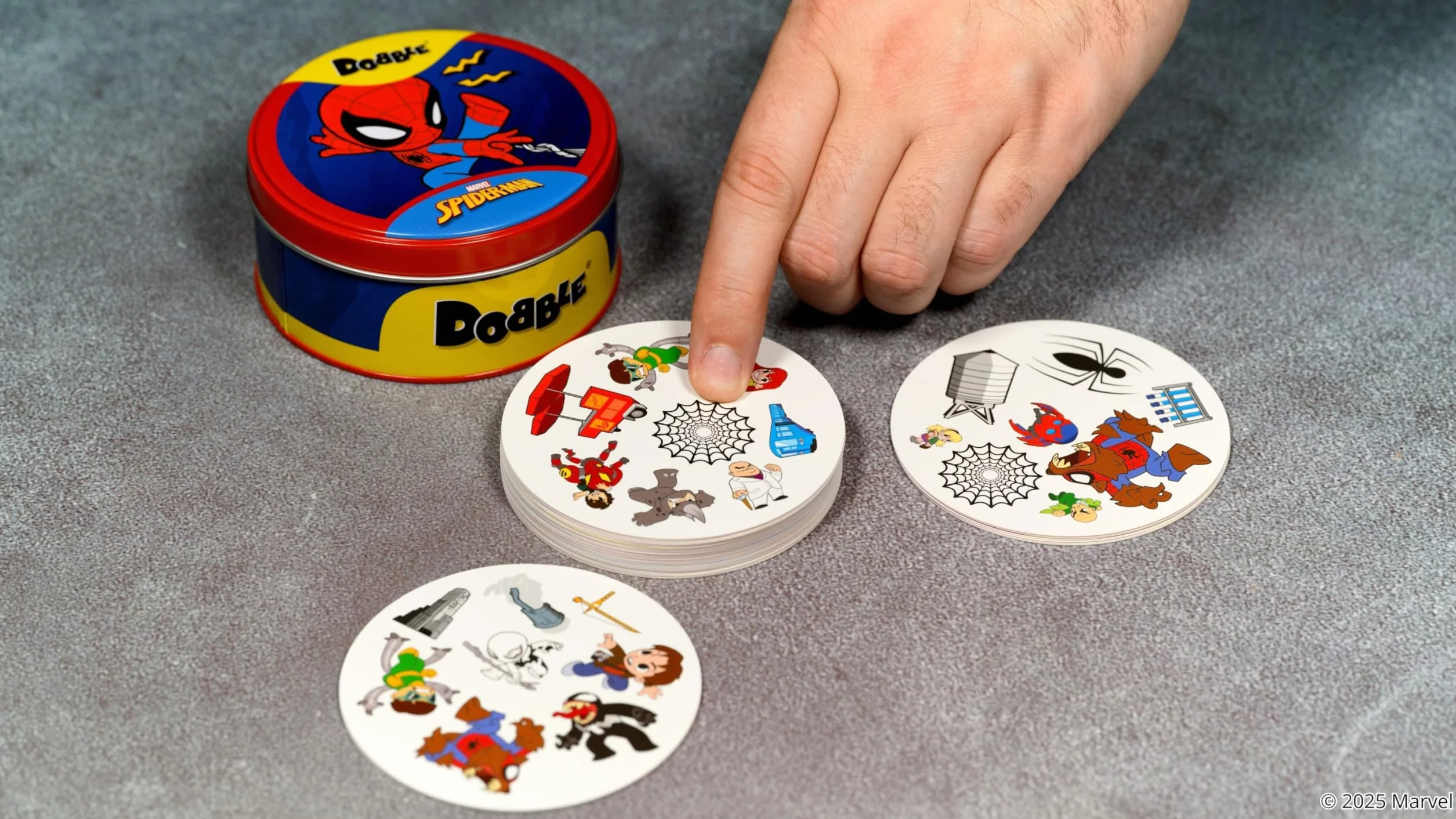 Asmodee Dobble Spiderman, obserwacja i szybkość gry karcianej dla dzieci i dorosłych, gra planszowa, 15 minut gry, od 6 lat, 2-8 graczy