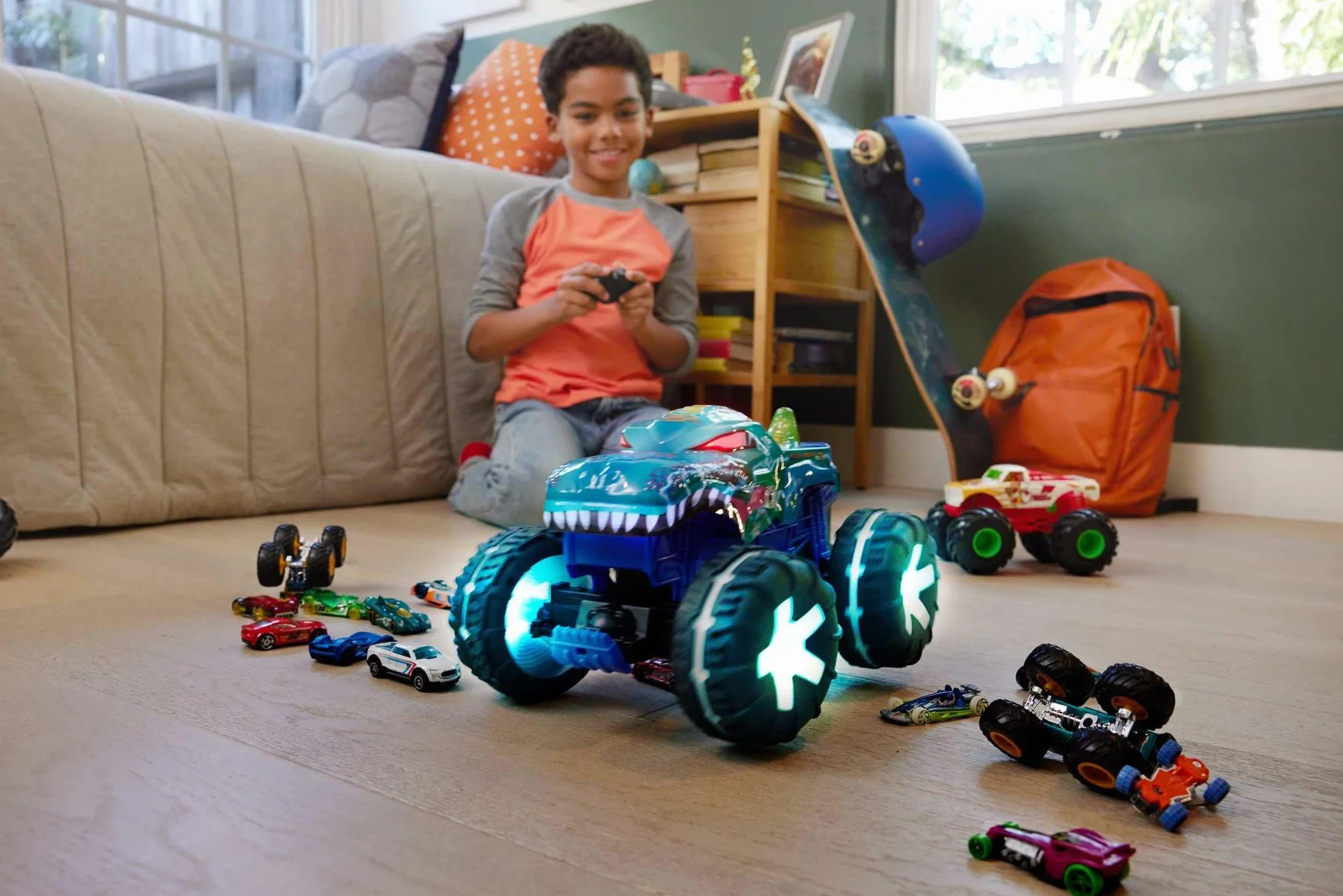Hot Wheels RC Monster Trucks Mega-Wrex Alive Światła i dźwięki Zdalnie sterowany pojazd w skali 1:15 z 3 trybami zabawy, interaktywnymi światłami i dźwiękami, JBD90