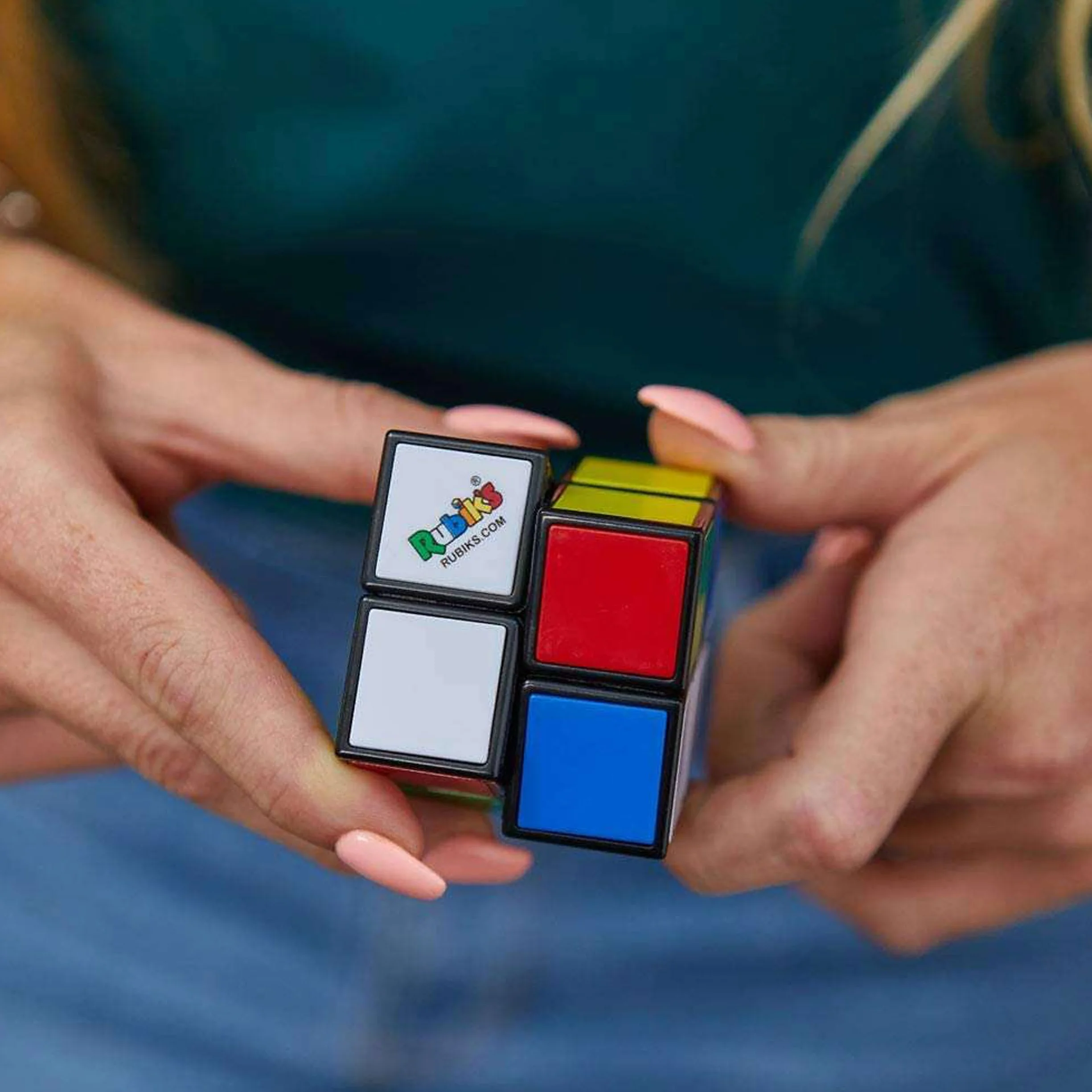 ThinkFun - 76393 - Rubik's Mini, der Einstieg in die Welt des original Rubik's Cubes. Kompakter 2x2 Würfel und damit ein perfektes Geduldsspiel für unterwegs.: Der “kleine Bruder” des seit 40 Jahren beliebten Rubik’s Cubes.