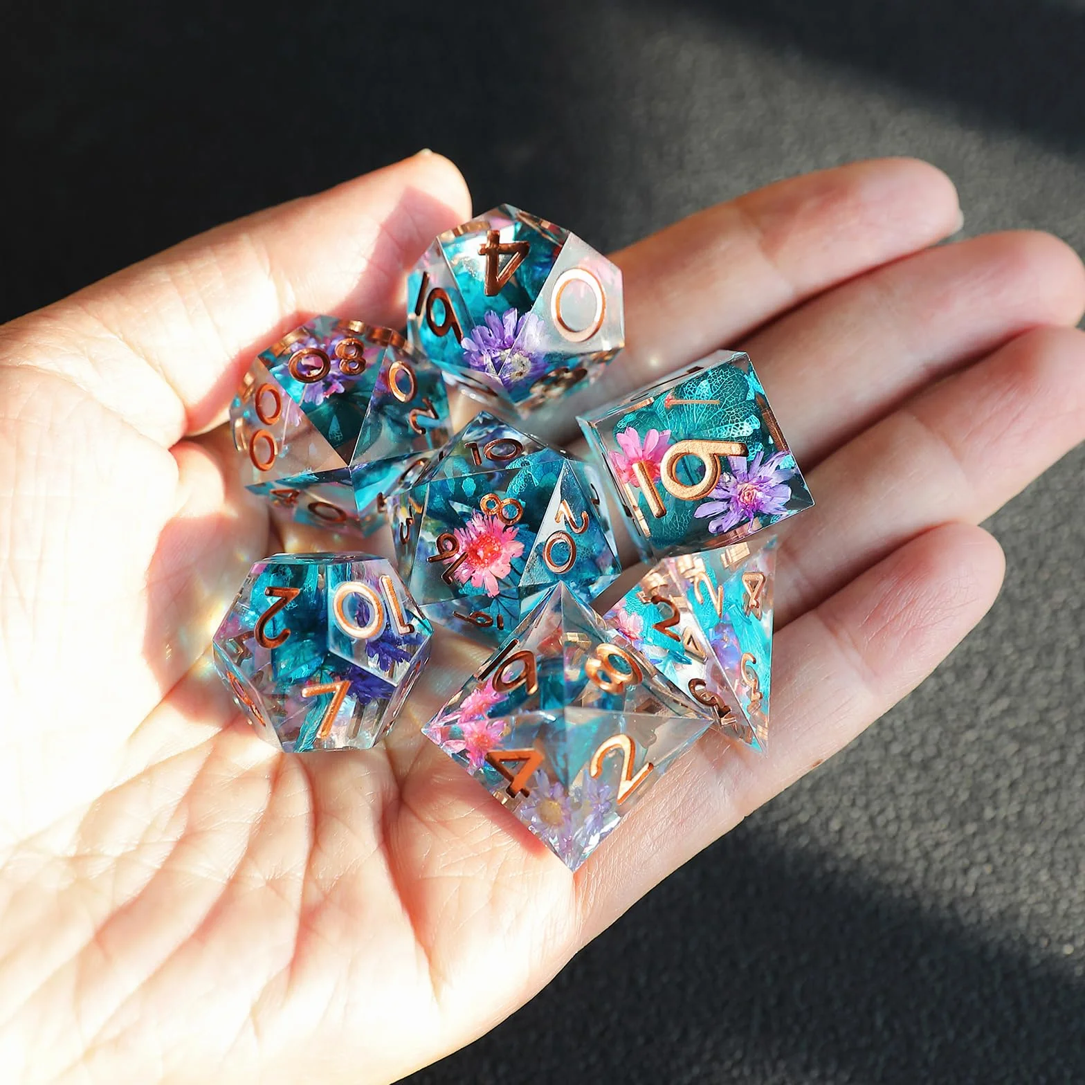 Flower DND Dice Set 7 szt. D4 D6 D8 D10 D12 D20 D% wielościenne ręcznie robione kości D&D z żywicy do lochów i smoków Pathfinder Roll Playing Table Games RPG MTG Games with Gift Box