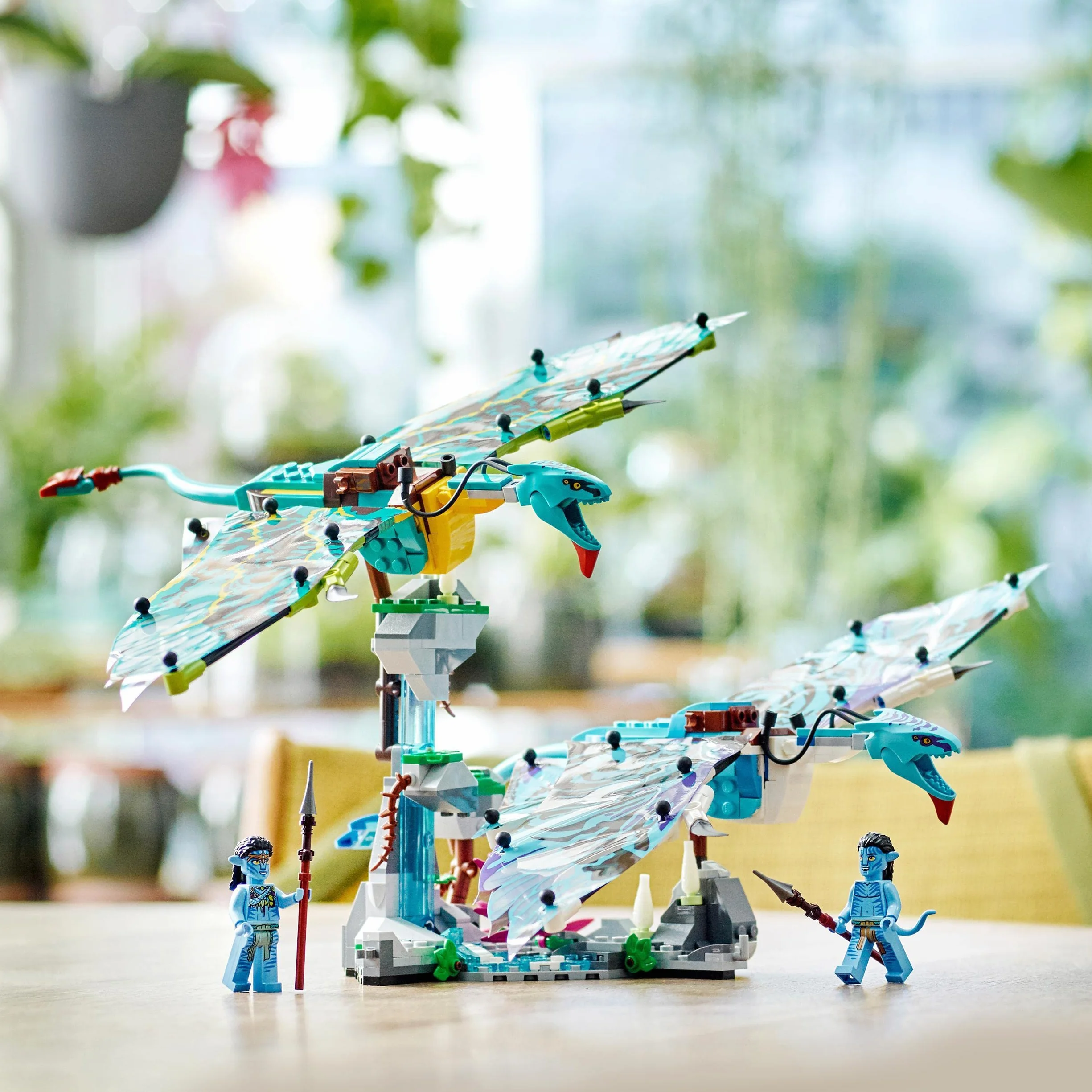LEGO Avatar Pierwszy lot na zmorze Jake’a i Neytiri, zestaw z filmu „Avatar” z 2 figurkam zmór do zbudowania z ruchomymi, foliowymi skrzydłami, zabawka dla dziecka i prezent dla 9-latka, 75572