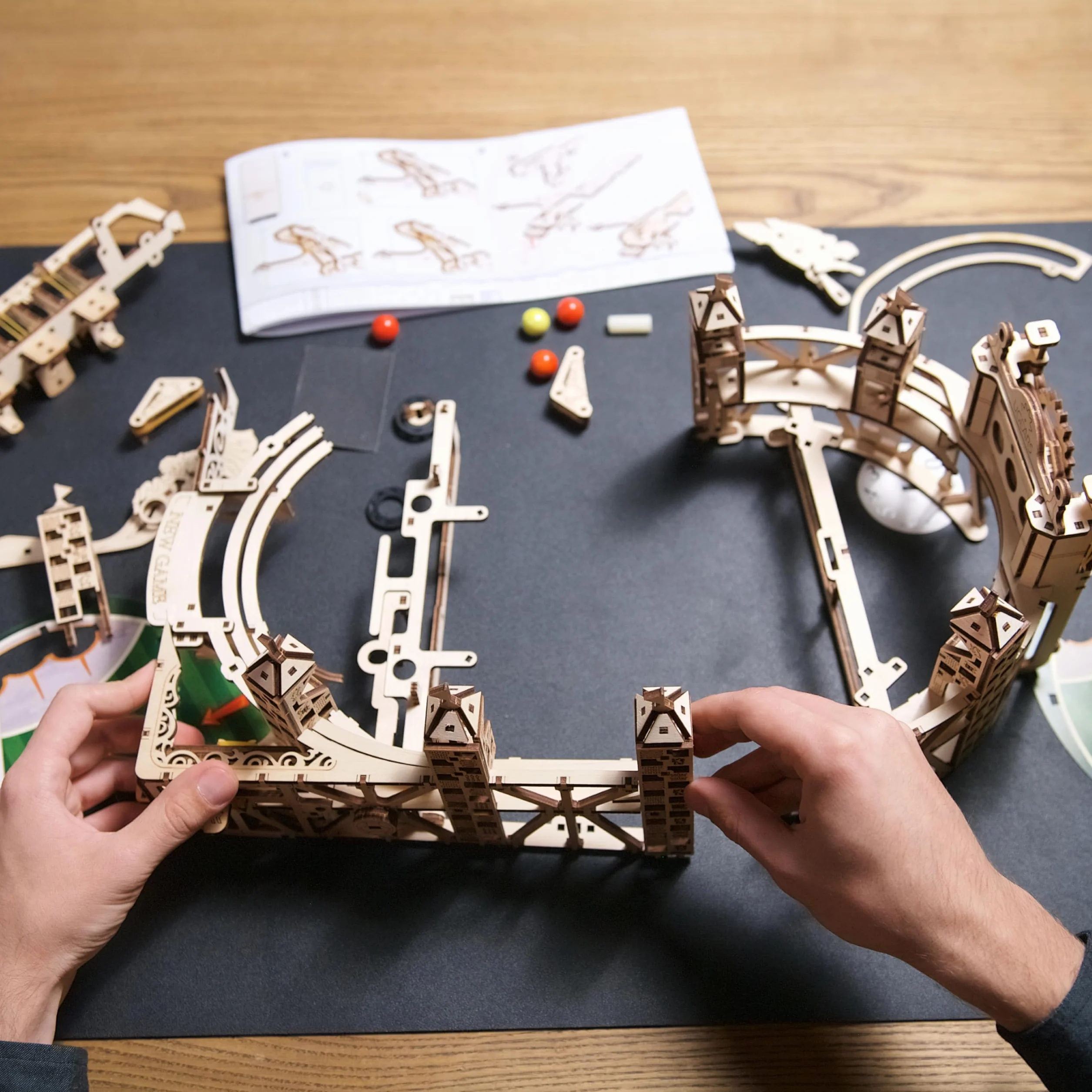 UGEARS Harry Potter Quidditch Flipper – zestaw modelarski dla dorosłych – drewniane puzzle 3D w stylu magicznego drewna – unikalny zestaw drewniany automatu do flippera jako przeżycie 3D dla dorosłych