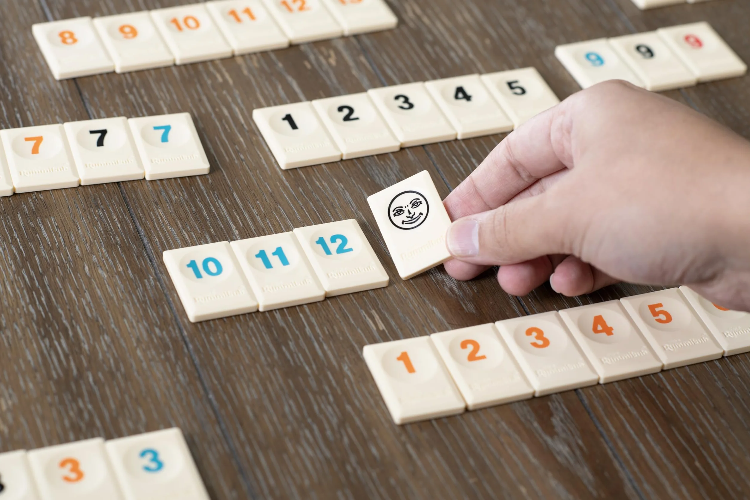 Goliath RUMMIKUB Original Classic, gra planszowa dla dorosłych i dzieci od 6 lat, strategia numeryczna, zabawka edukacyjna dla 2-4 graczy, wspiera logiczne myślenie, wersja wielojęzyczna