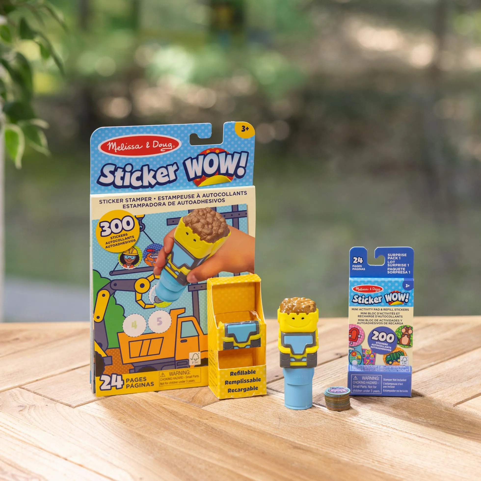 Melissa & Doug Naklejka Wow!™ Zestaw Bulldozer: 24-stronicowy blok aktywności, szablon do naklejek, 500 naklejek, zabawka dotykowa i artystyczna z postacią kolekcjonerską