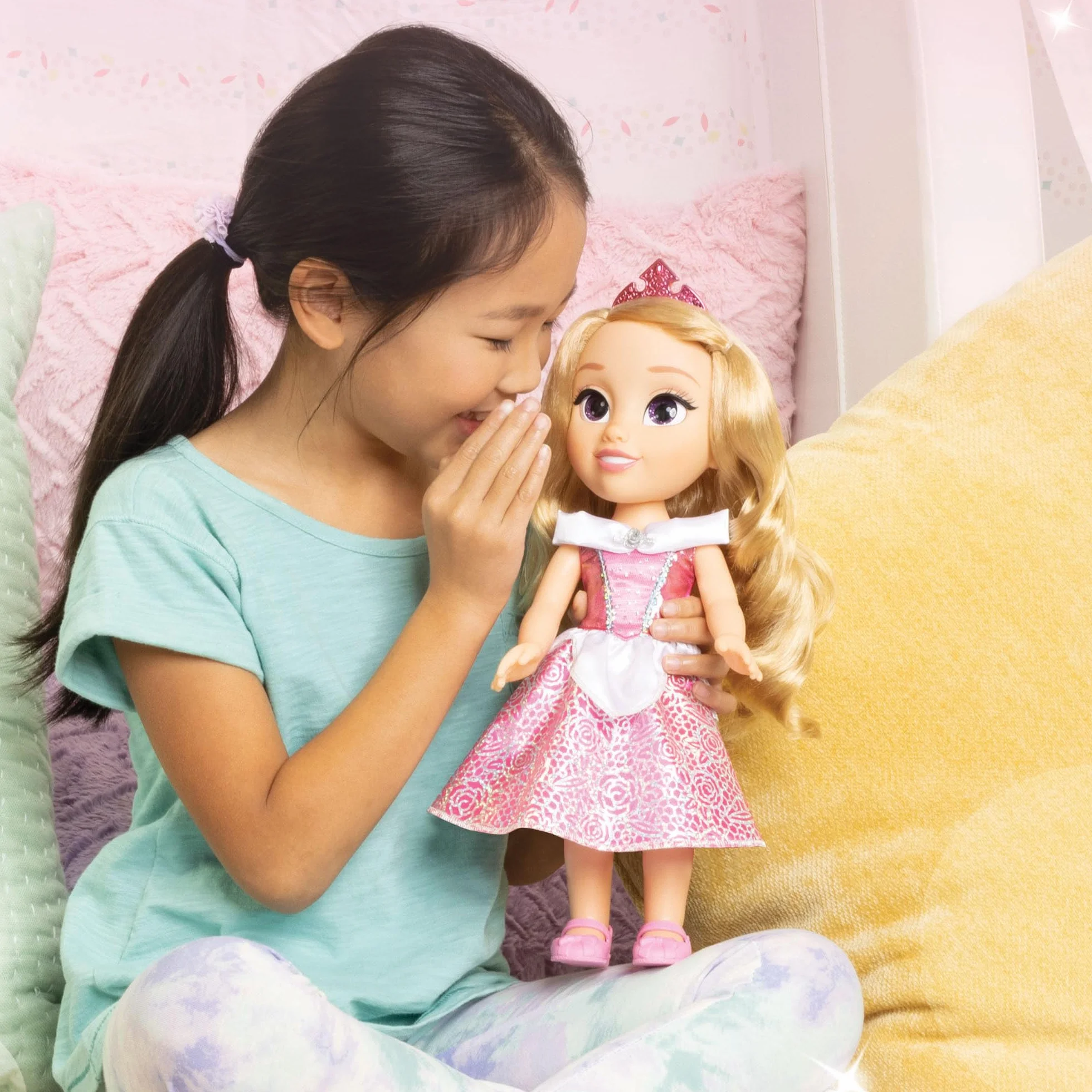 Disney Princess Modna lalka Aurora, 14"/35 cm wysoka lalka z królewskimi oczami refleksyjnymi zawiera błyszczącą platynową sukienkę z nadrukiem holofoilu, buty, tiara i pędzel, idealna dla dziewcząt w